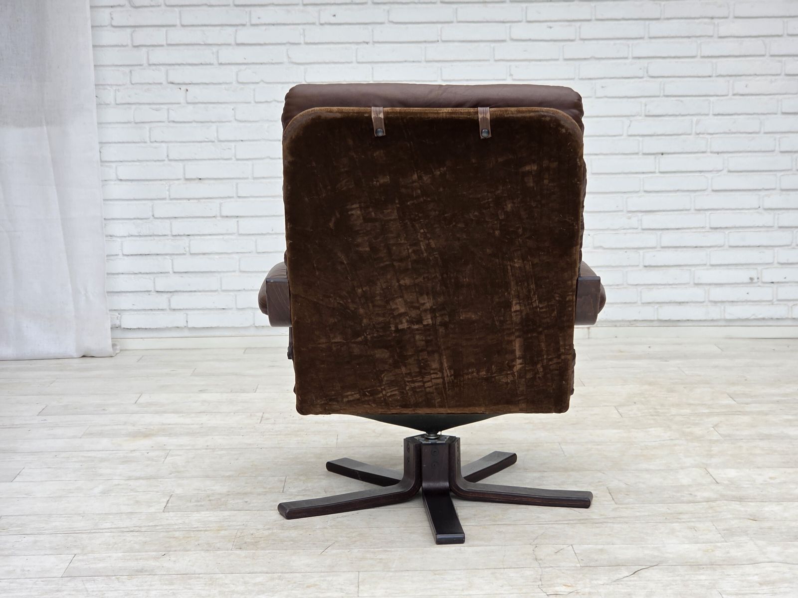 photo vinterior Deense draaifauteuil van Georg Thams, ca. jaren 1970, bruin meubeleer.