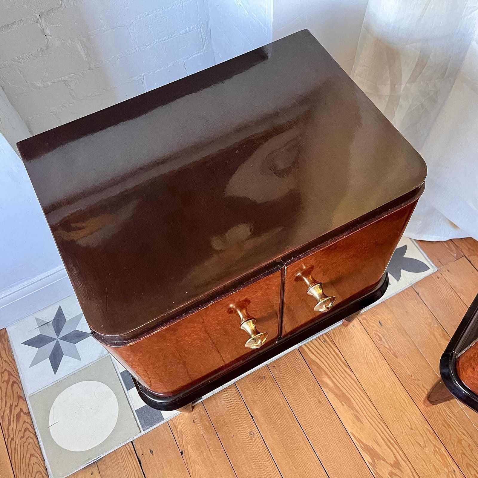 890.0 Pair Of Italian Mid Century Burl Mahogany Bedside Cabinets photo