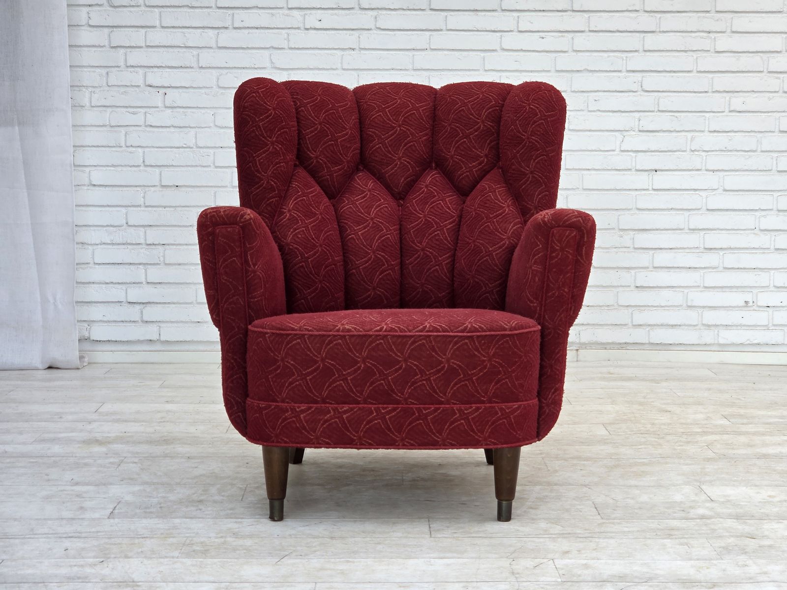 photo furniture Ca. jaren 1960, Deense fauteuil, rode meubelstof.