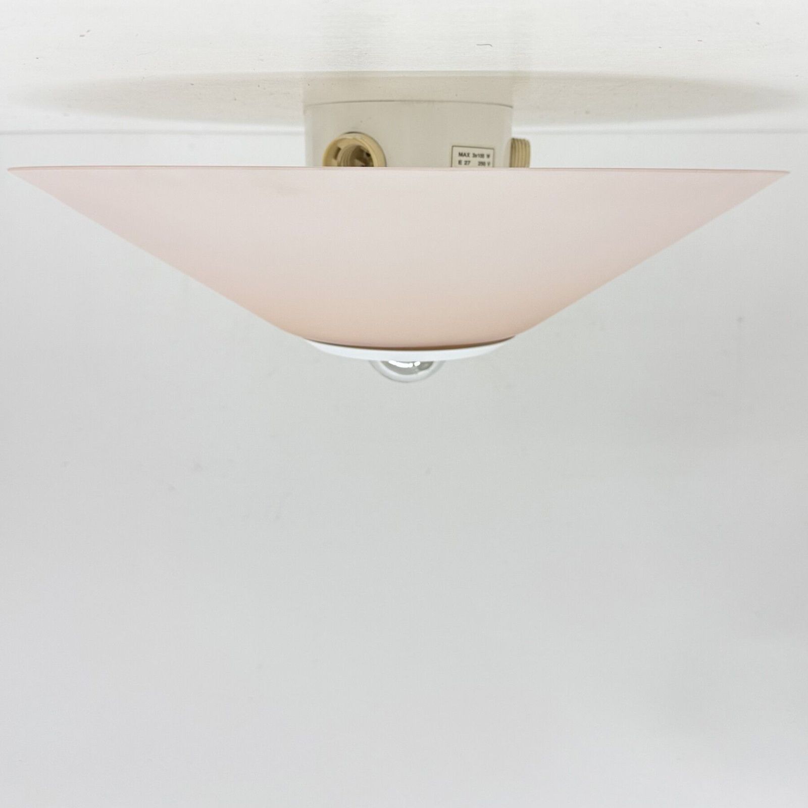 photo vintage Postmodern Italiaanse wandlamp van roze glas, jaren 1980