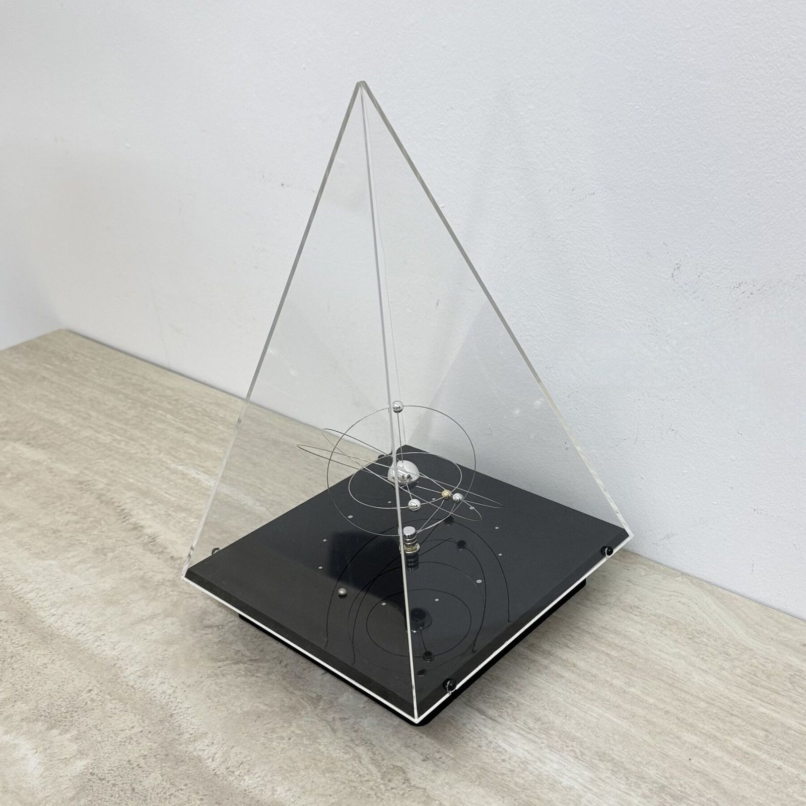 Jeco Planetary Orbit Solar System bureauklok, jaren 1980, Japan photo Woonaccessoires