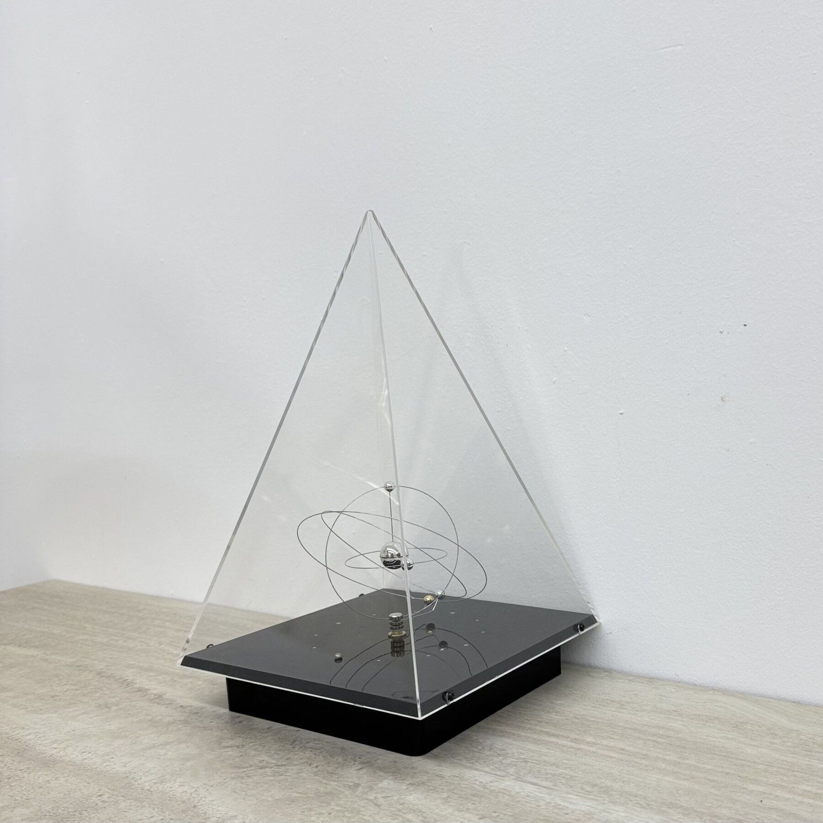 Woonaccessoires Jeco Planetary Orbit Solar System bureauklok, jaren 1980, Japan photo