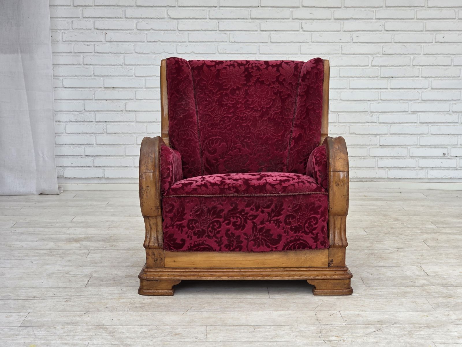 Jaren 1950, Deense relaxfauteuil, rood meubelvelours, eikenhout. photo vintage