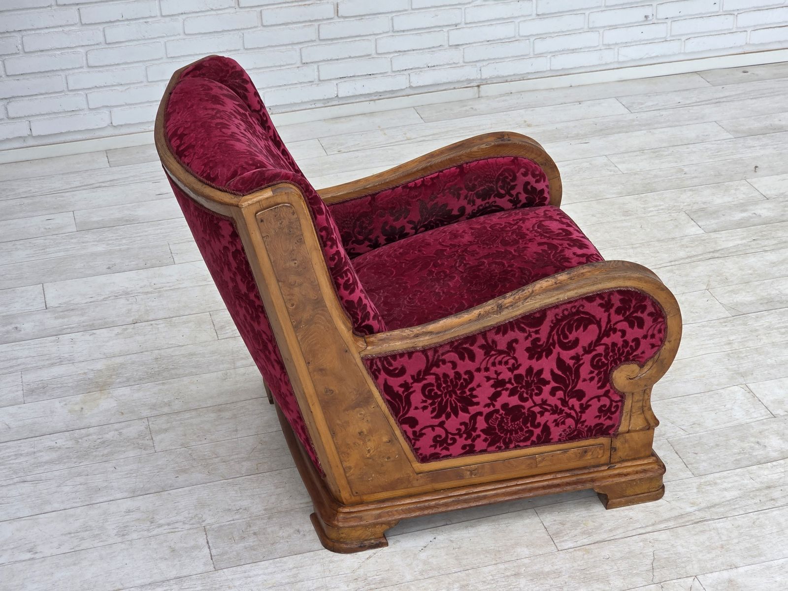 photo vinterior 1950s, Danish Relax Armchair, Red Furniture Velour, Oak Wood.