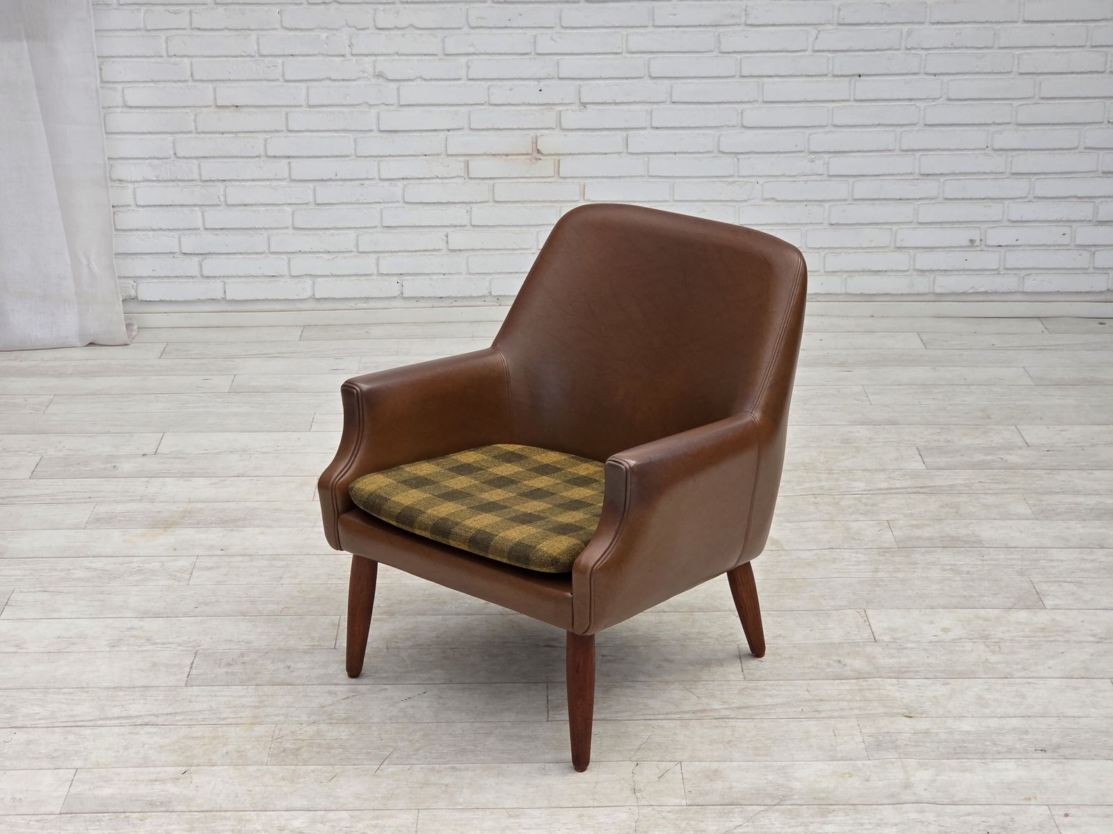 photo buy Deense fauteuil, jaren 1970. Kunstleer, teakhouten poten.