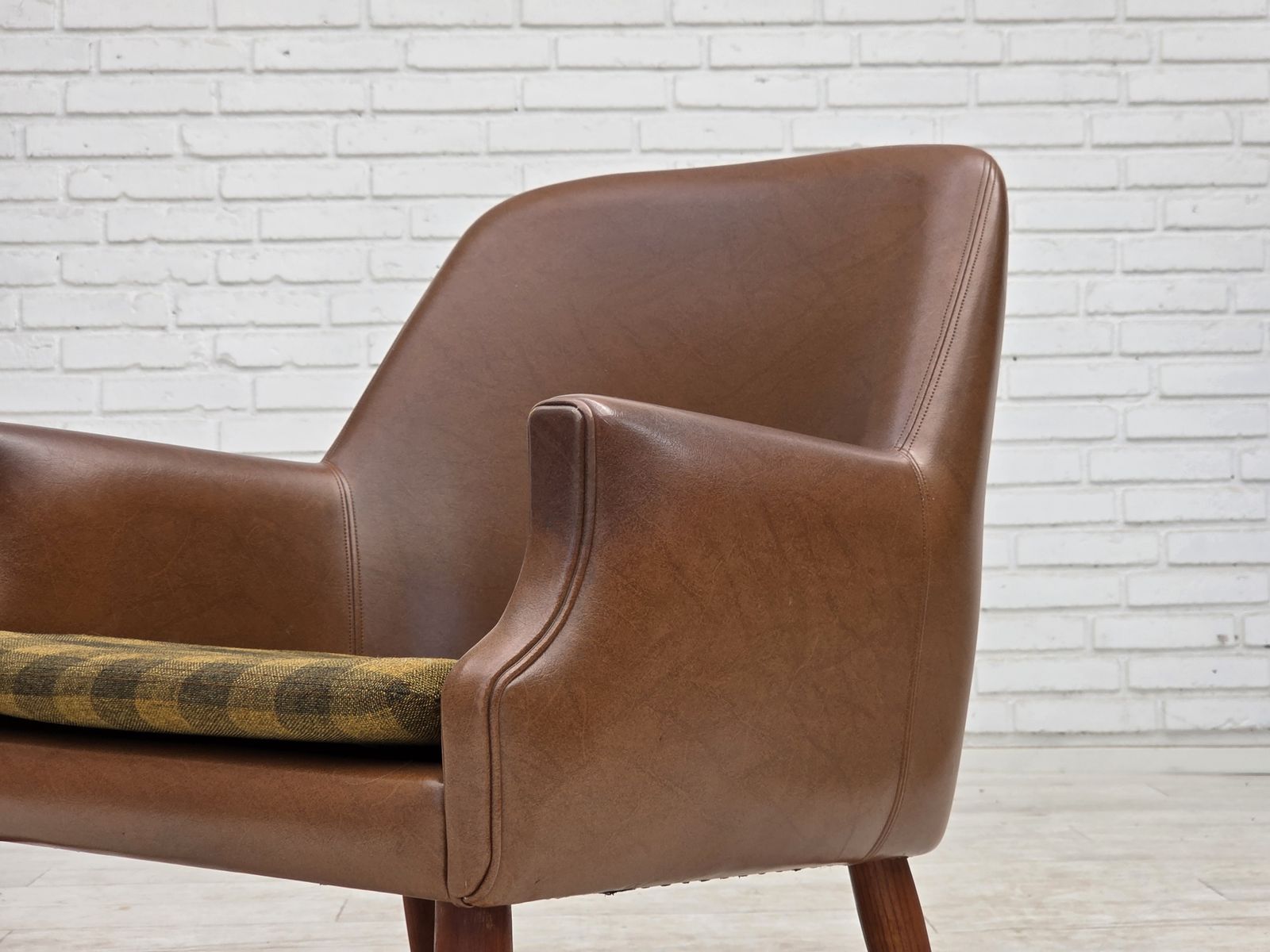 photo vintage Deense fauteuil, jaren 1970. Kunstleer, teakhouten poten.