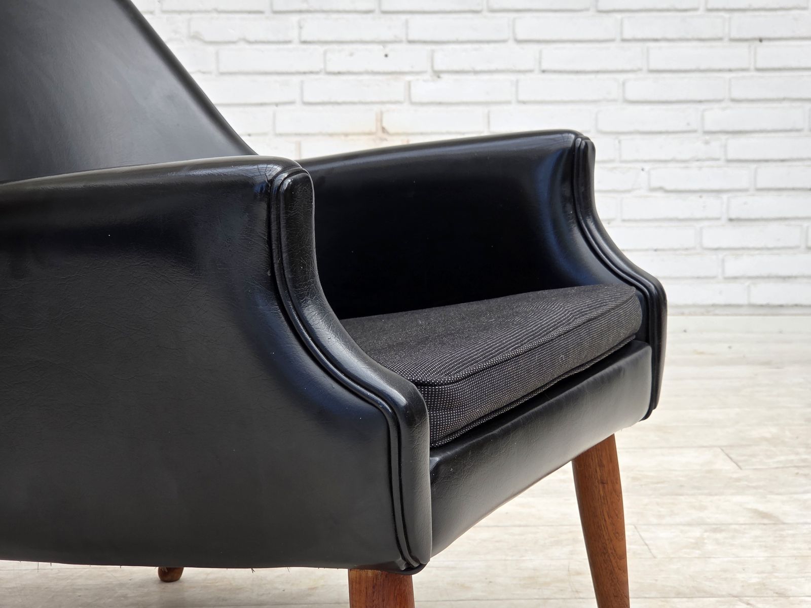 Jaren 1970, Deense fauteuil, kunstleer, teakhouten poten. photo Meubels