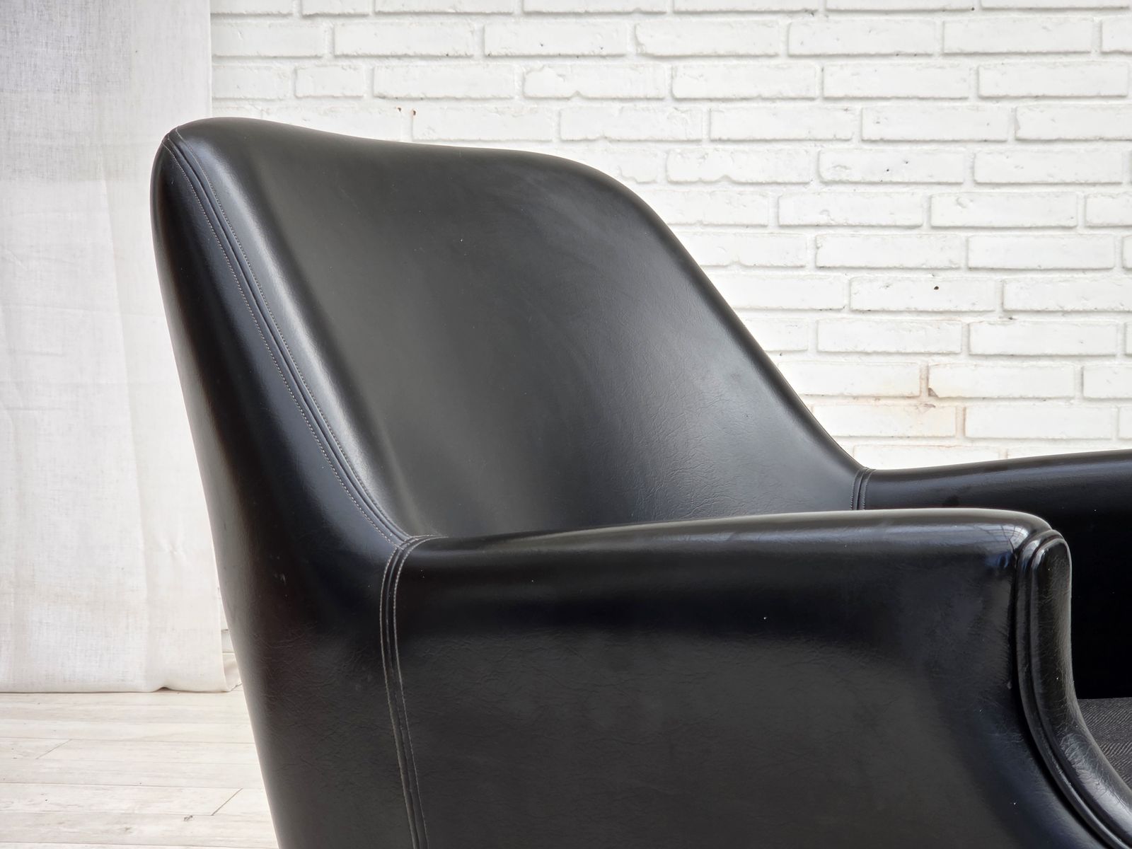 Jaren 1970, Deense fauteuil, kunstleer, teakhouten poten. photo vintage