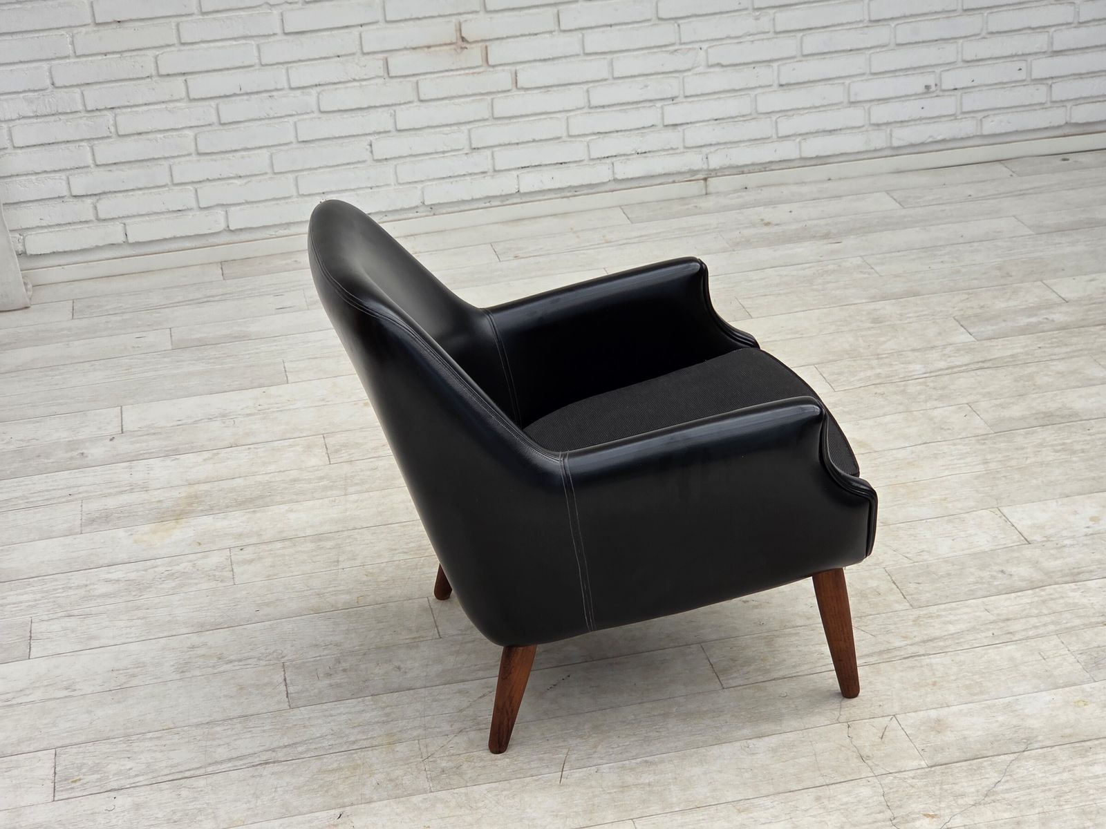 photo vinterior Jaren 1970, Deense fauteuil, kunstleer, teakhouten poten.