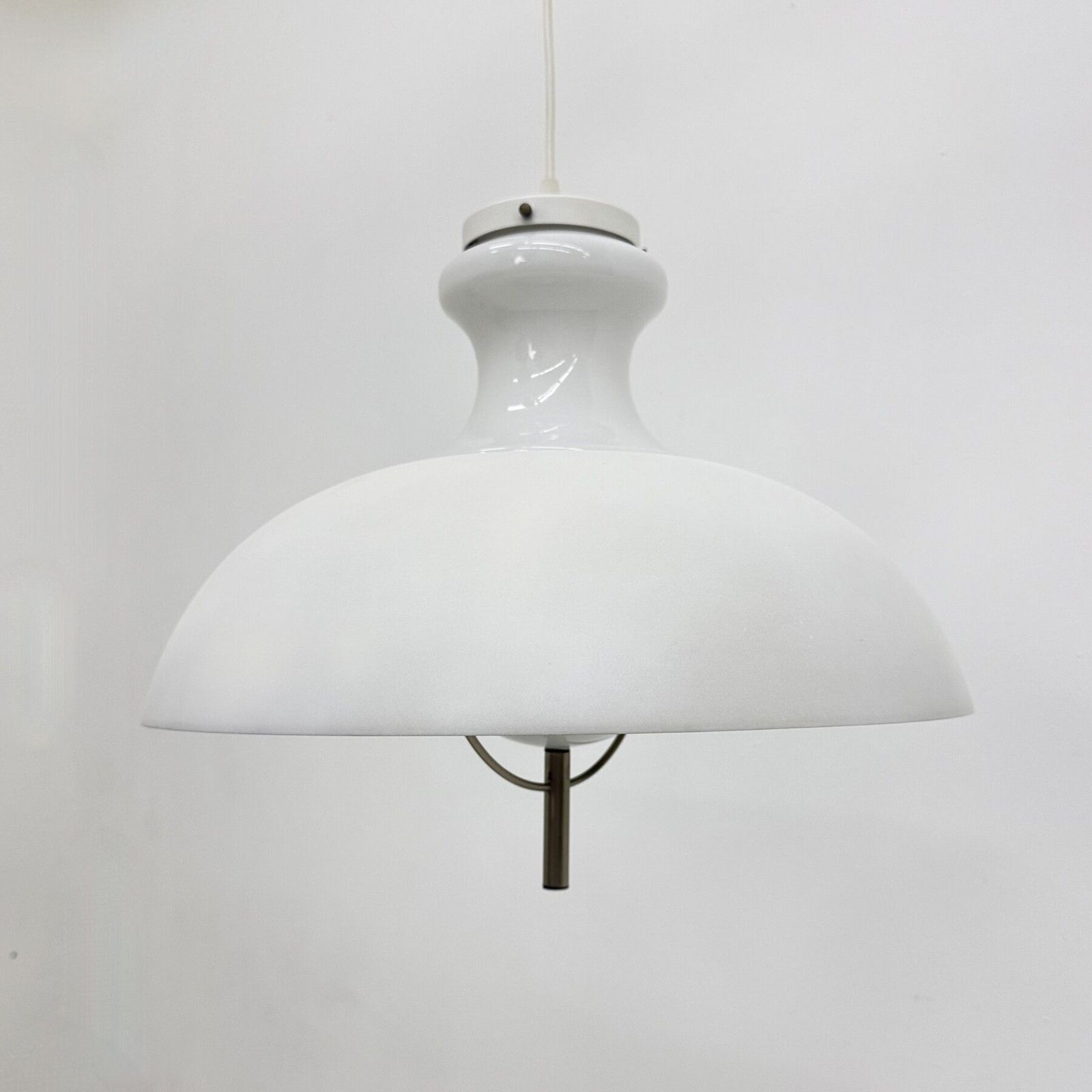 Vintage glazen hanglamp met metalen kap, minimalistisch design, jaren 1970