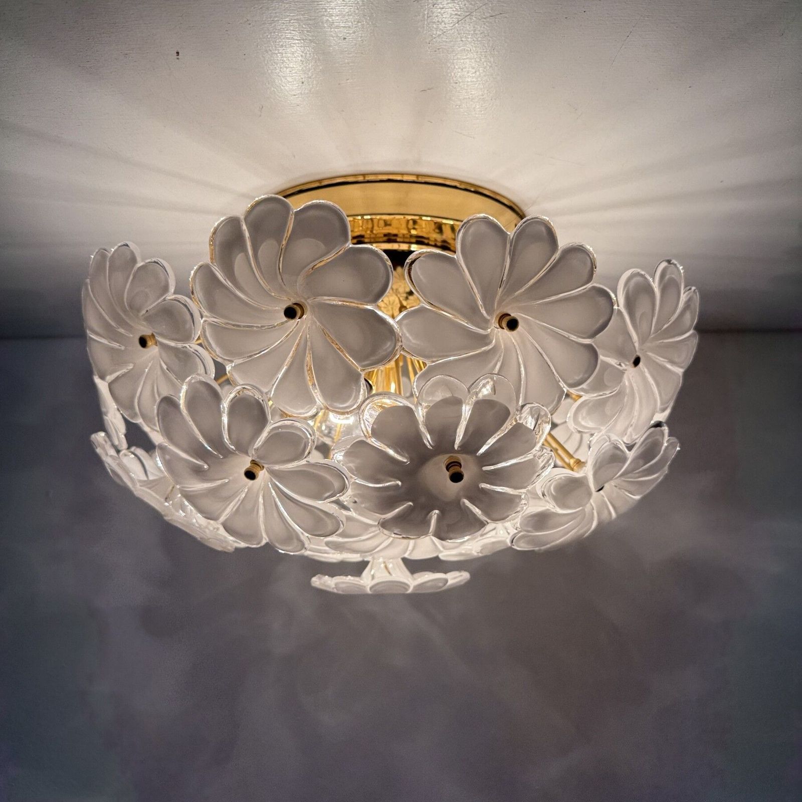 Murano White Glass Floral Italian Ceiling Lamp Flush Mount, jaren 1970 photo furniture