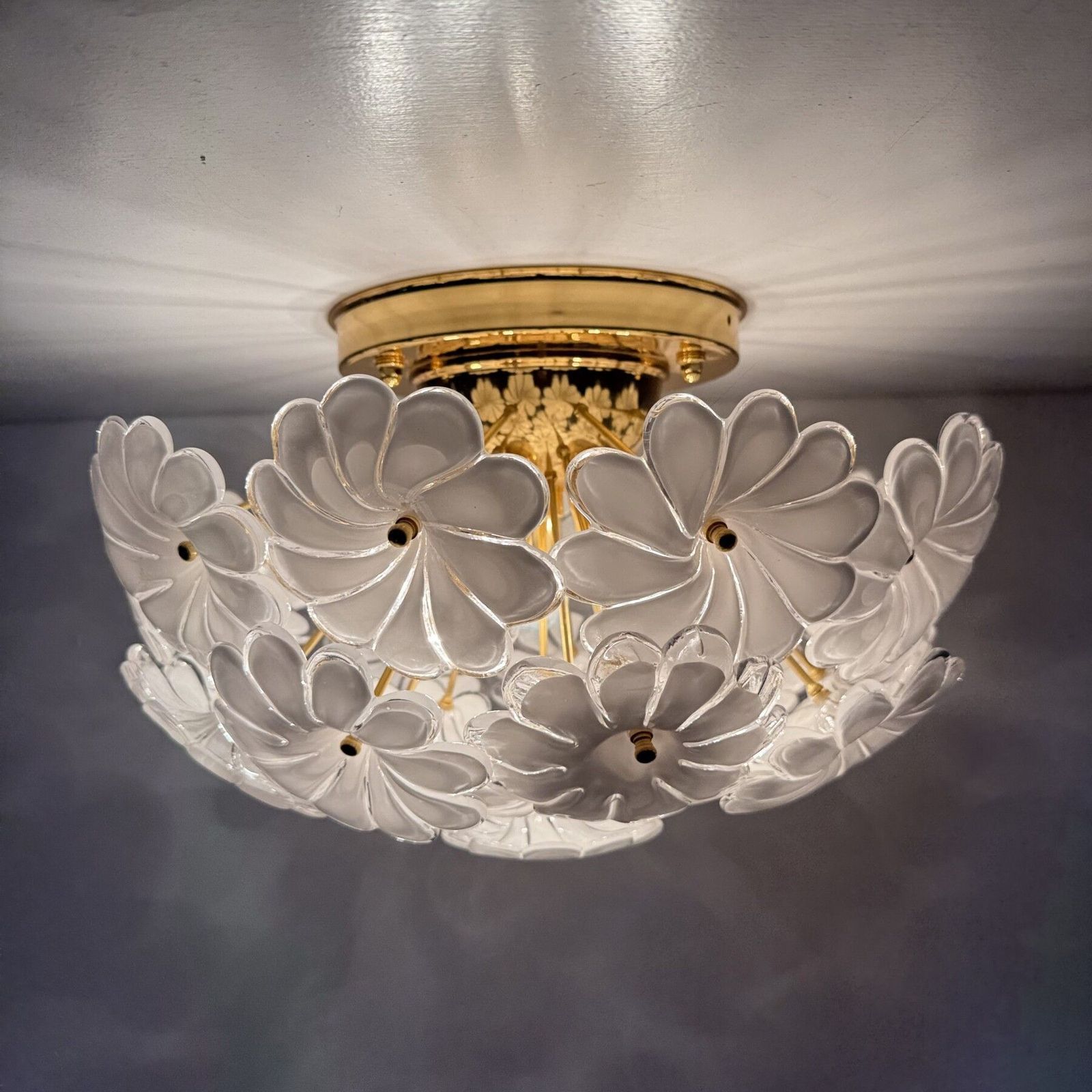 Murano White Glass Floral Italian Ceiling Lamp Flush Mount, jaren 1970 photo for sale