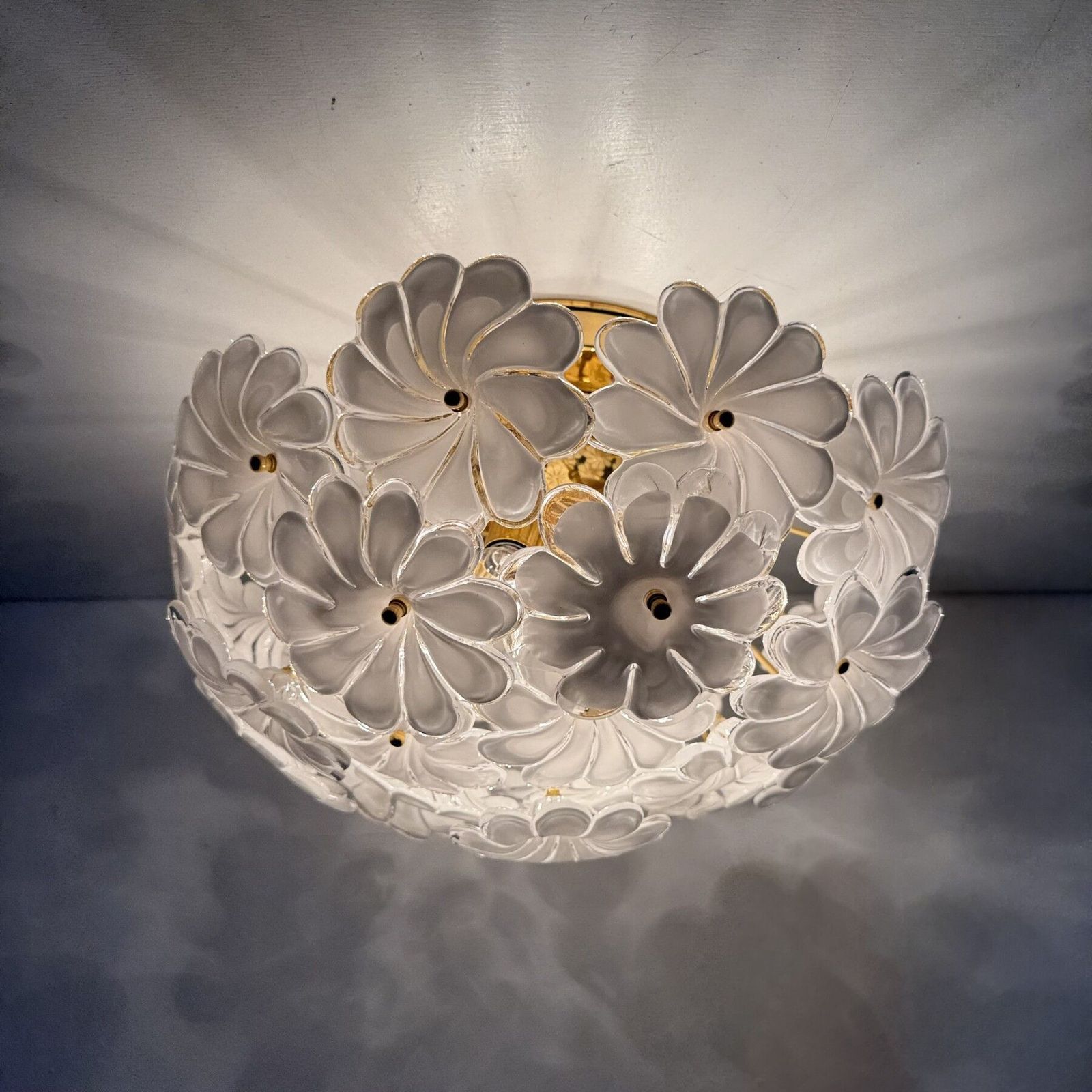 Murano White Glass Floral Italian Ceiling Lamp Flush Mount, jaren 1970 photo Verlichting