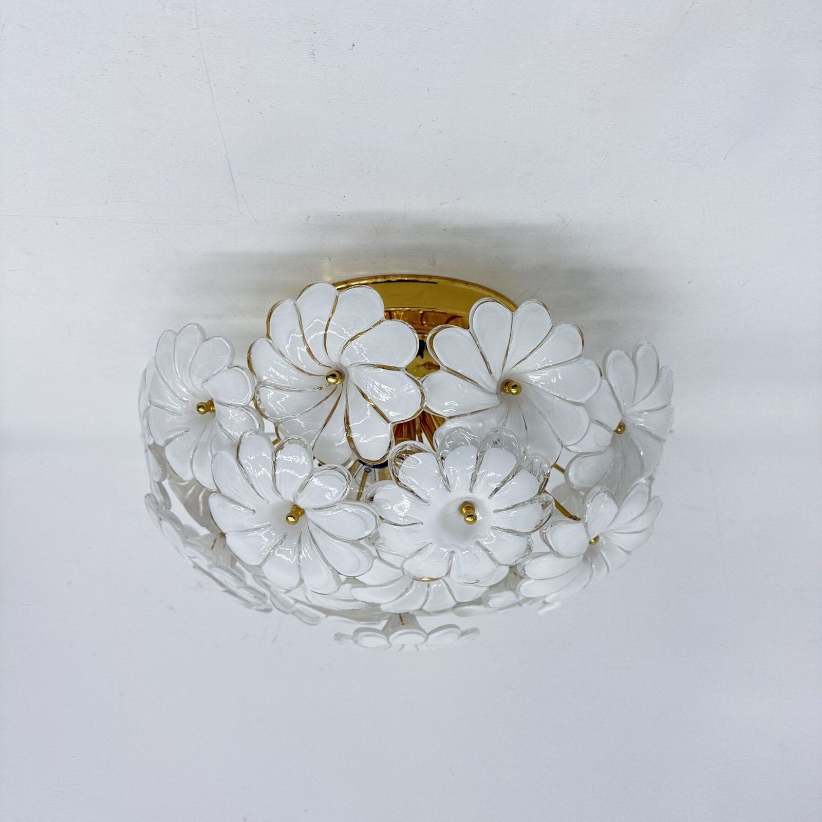 Murano White Glass Floral Italian Ceiling Lamp Flush Mount, jaren 1970 photo vinterior