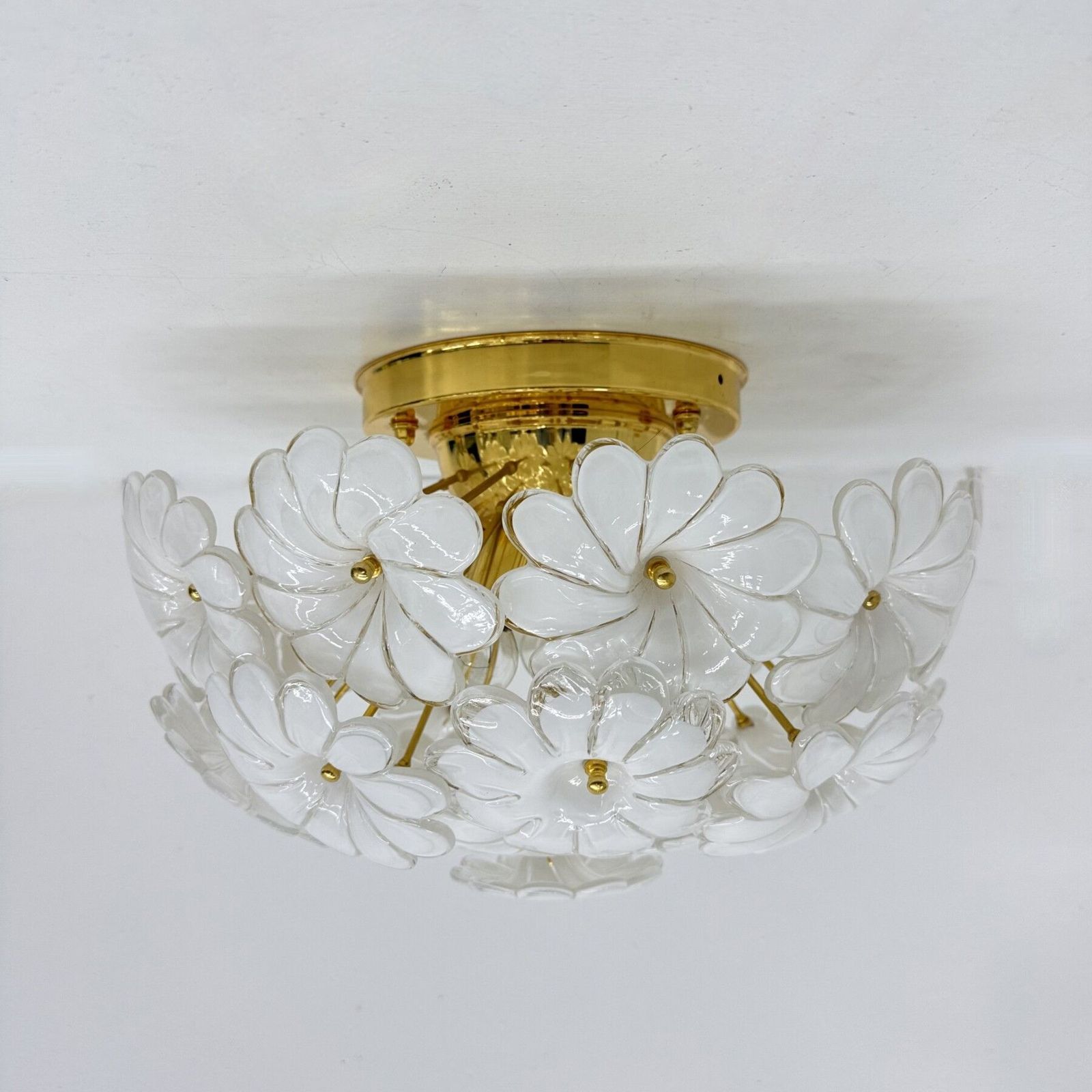 photo buy Murano White Glass Floral Italian Ceiling Lamp Flush Mount, jaren 1970