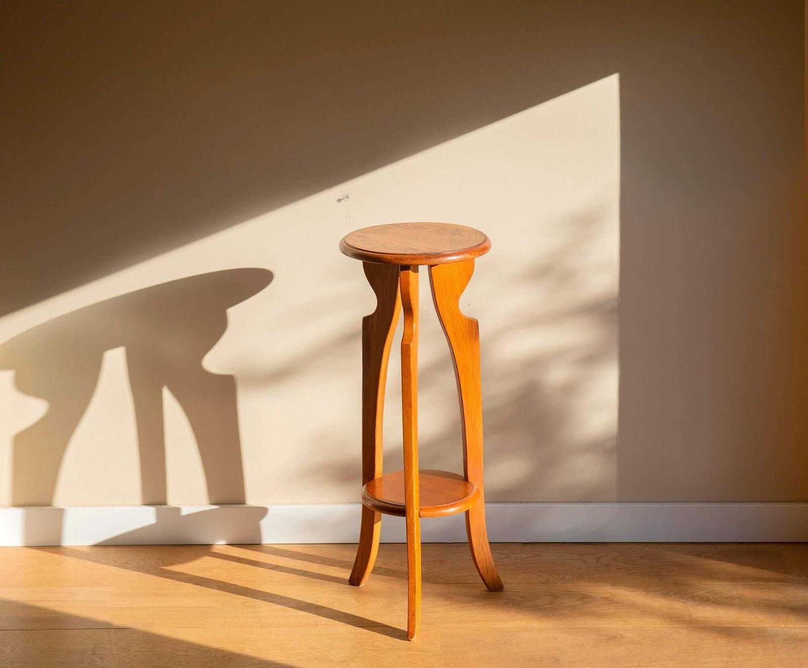 Vintage Art Deco plantentafel   Ronde houten étagère   Twee niveaus   Gebogen houten presentatietafel