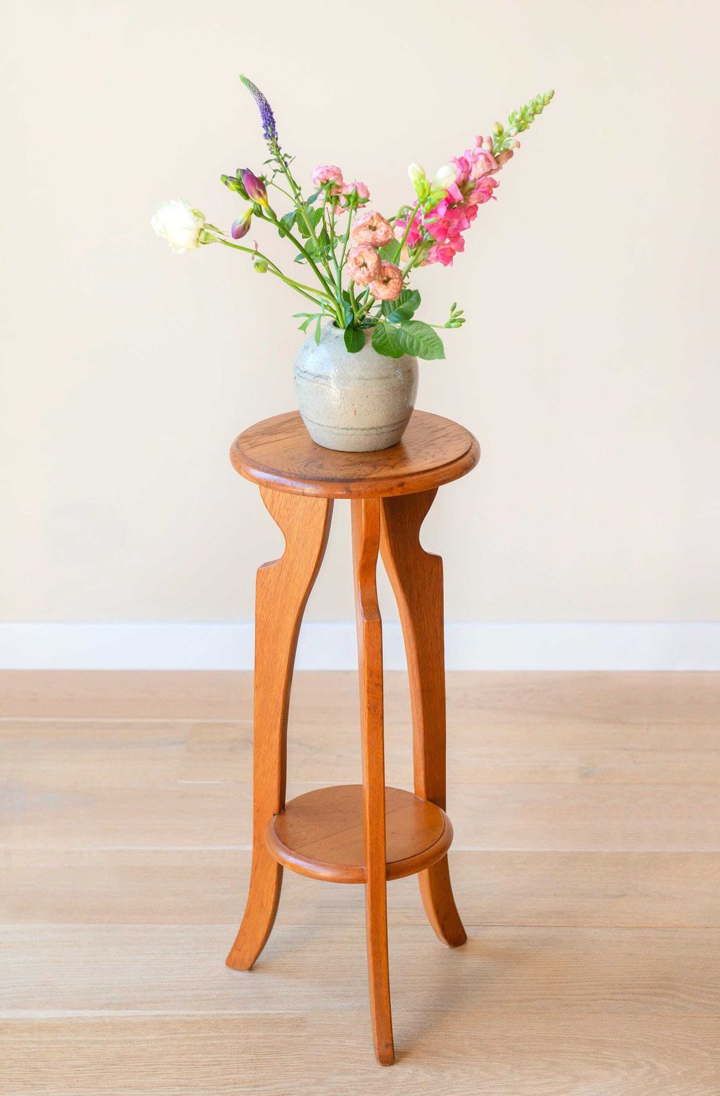 Vintage Art Deco plantentafel   Ronde houten étagère   Twee niveaus   Gebogen houten presentatietafel photo vintage