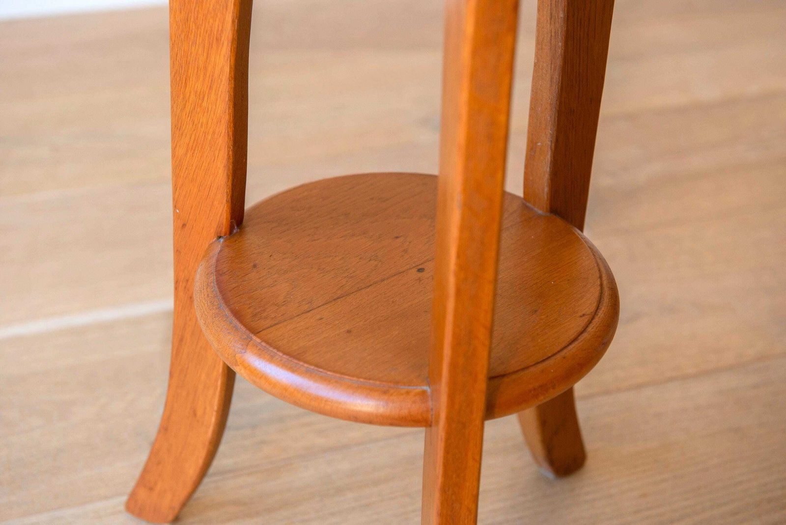 photo vinterior Vintage Art Deco plantentafel   Ronde houten étagère   Twee niveaus   Gebogen houten presentatietafel