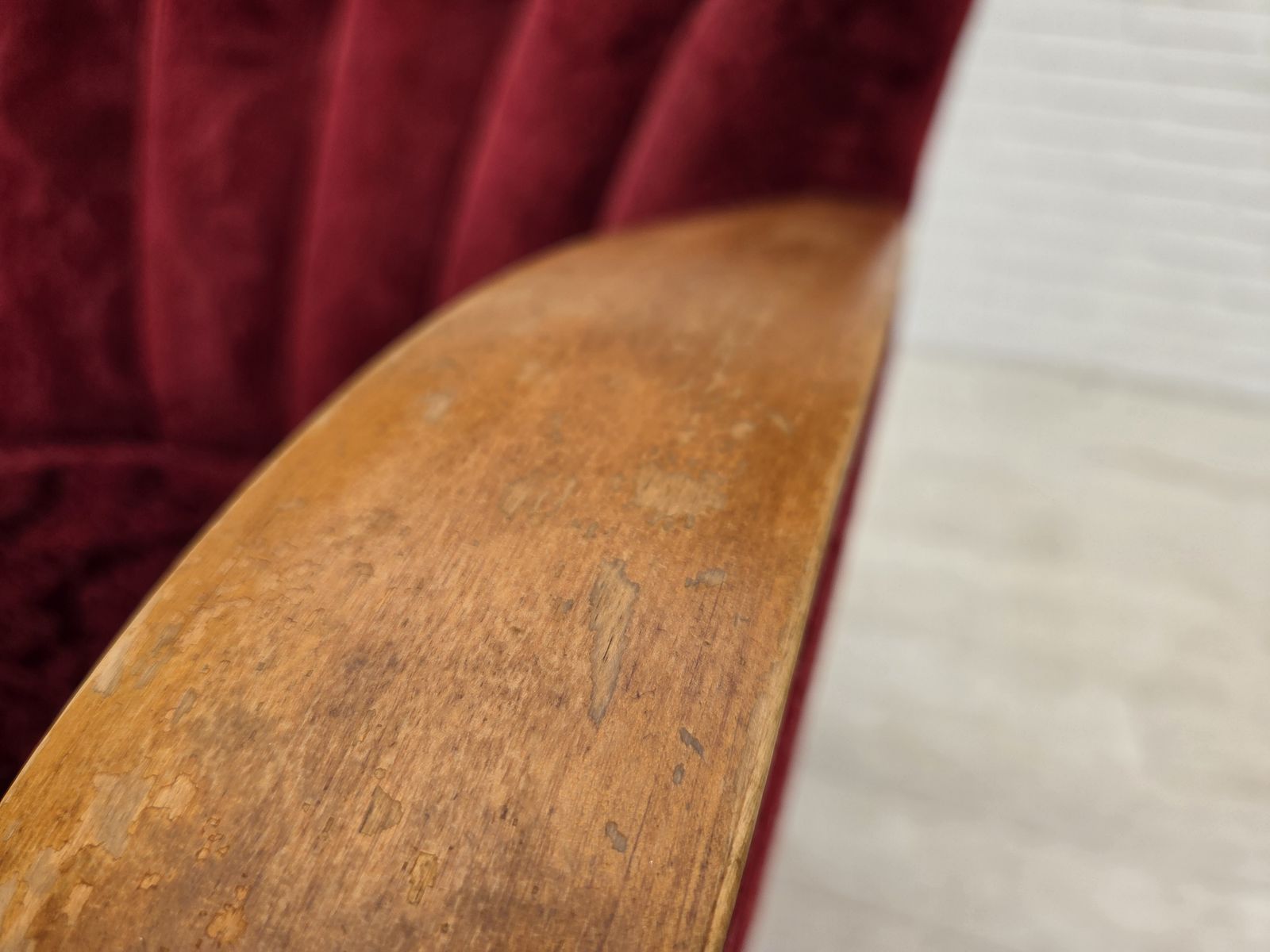 photo for sale Ca. jaren 1960, Deense fauteuil, kersrood meubelvelours.
