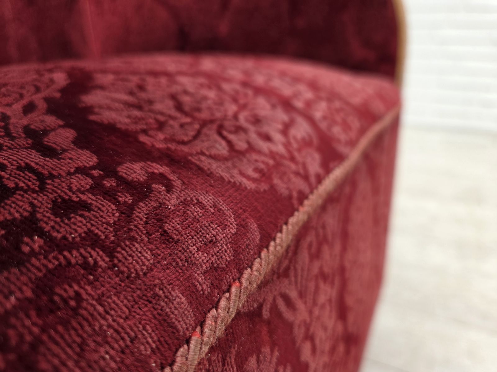Meubels Ca. jaren 1960, Deense fauteuil, kersrood meubelvelours. photo