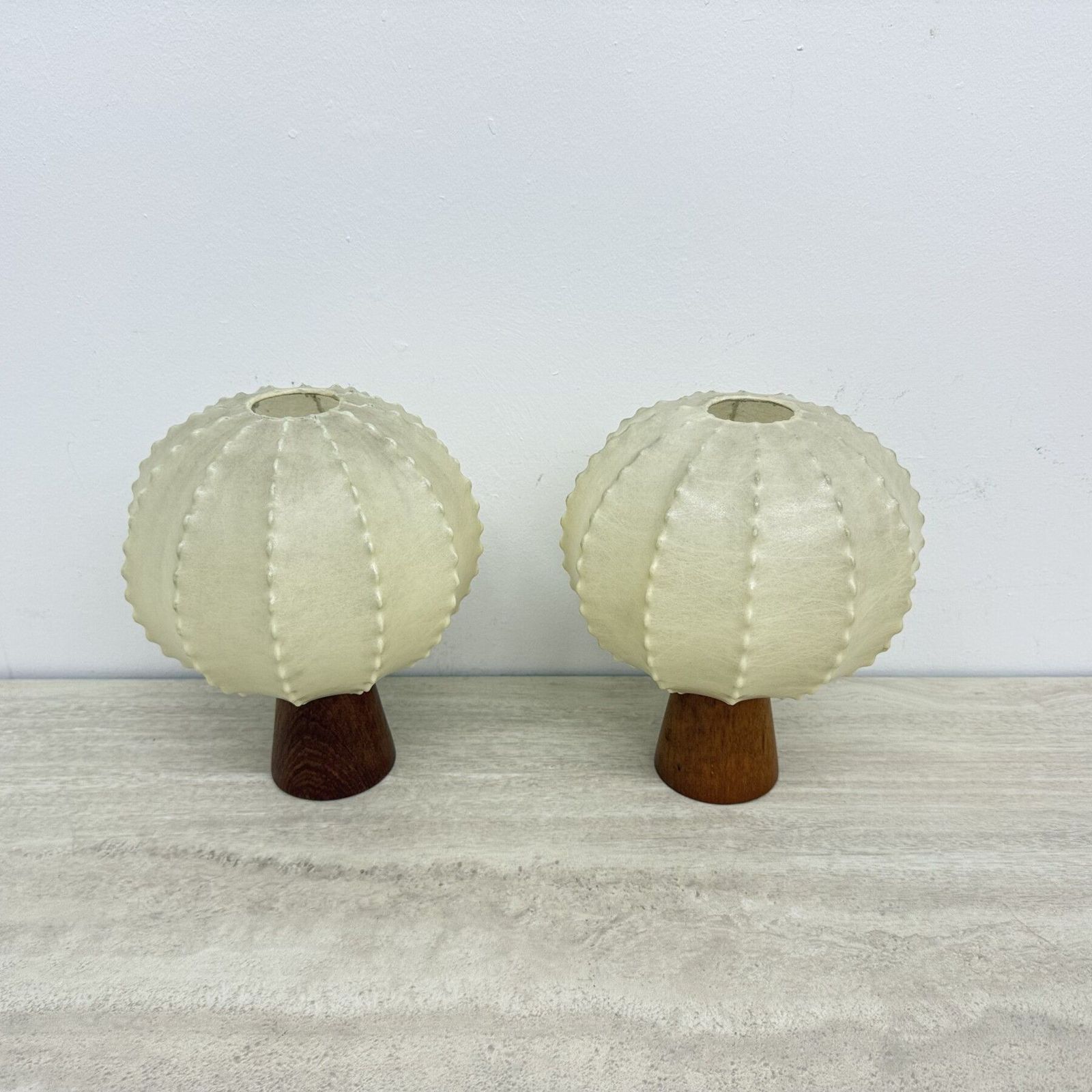 photo furniture Paar Goldkant Leuchten Cocoon tafellampen met teakhouten voet, jaren 1970