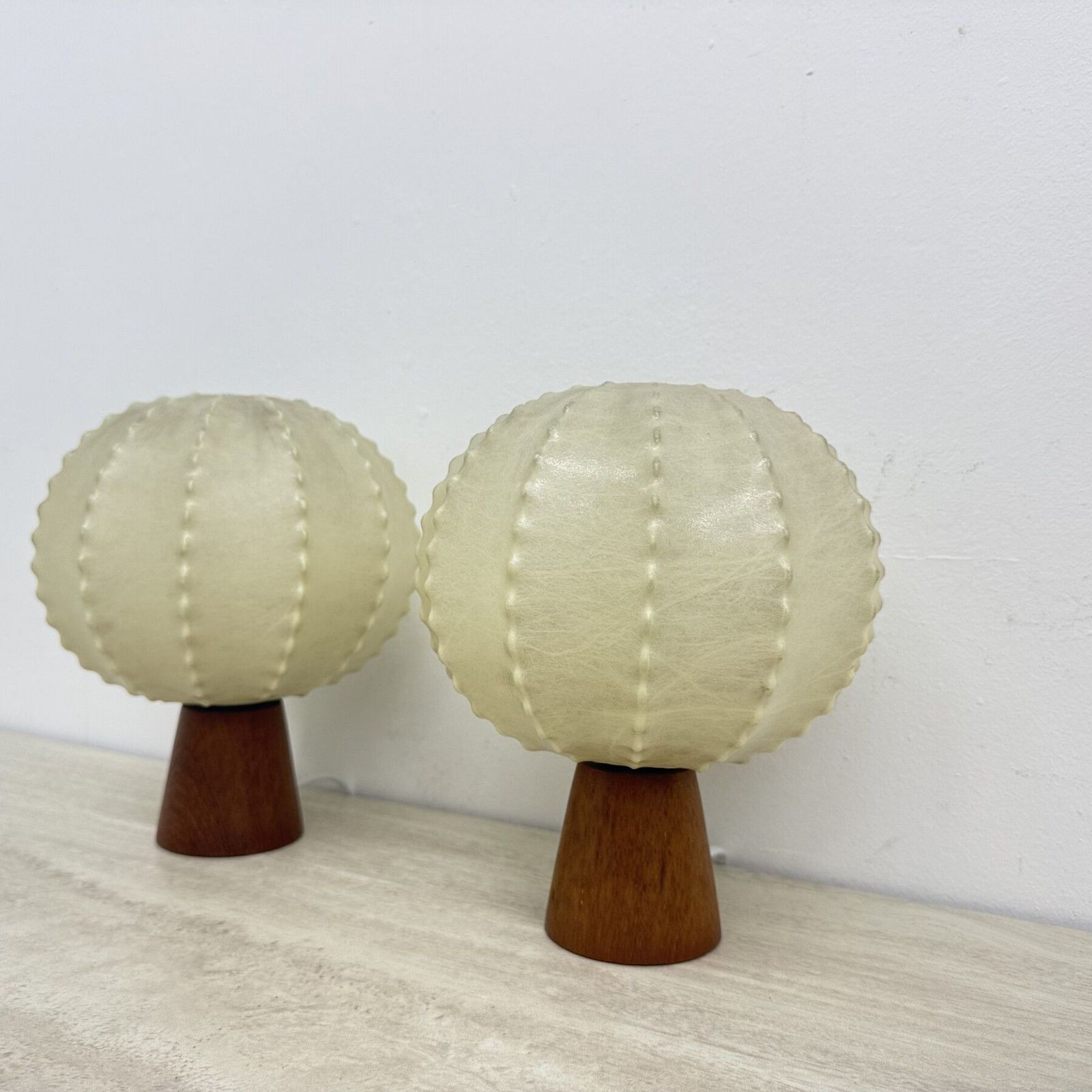 photo vinterior Paar Goldkant Leuchten Cocoon tafellampen met teakhouten voet, jaren 1970