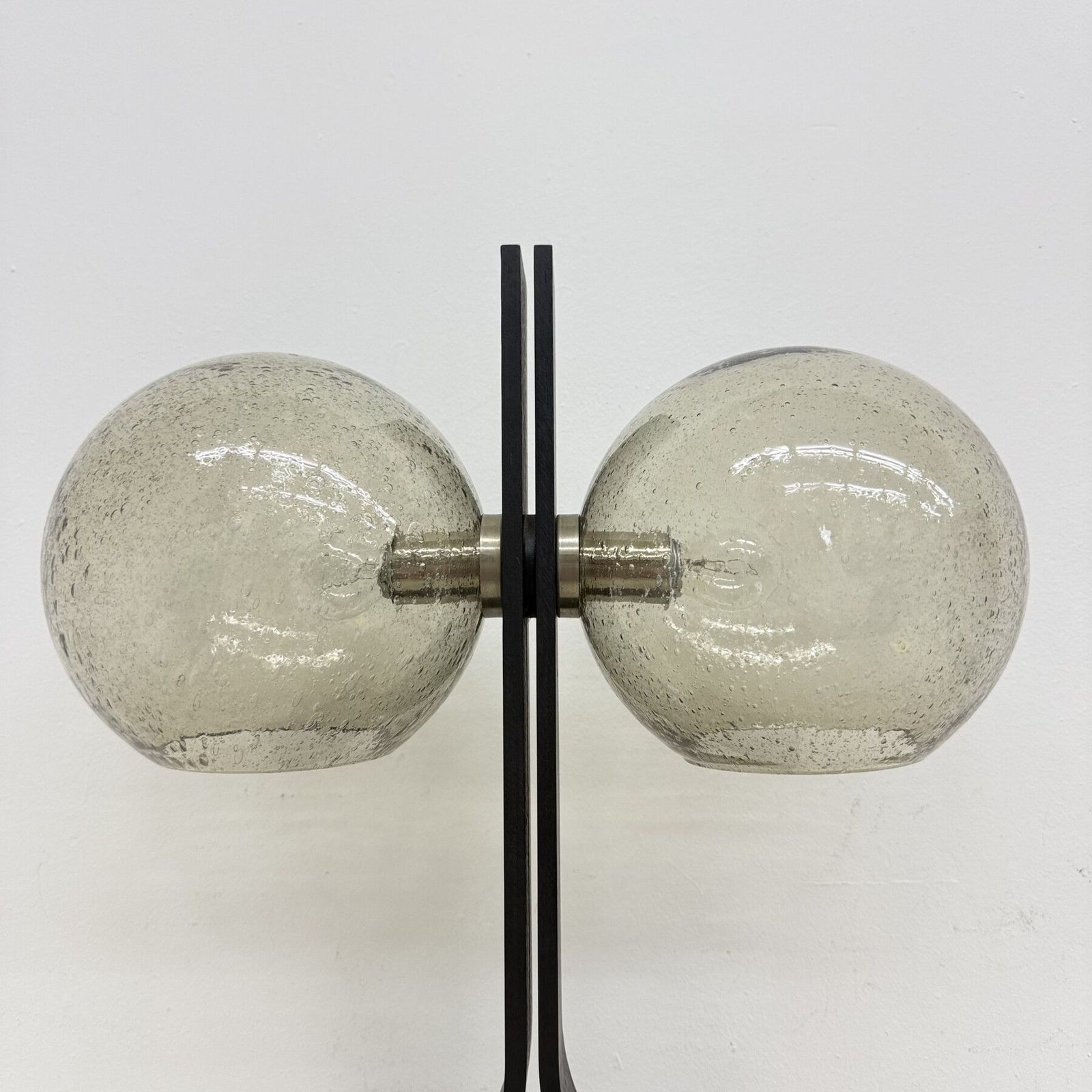photo furniture Temde Leuchten tafellamp met multiplex en glazen bollen, jaren 1970