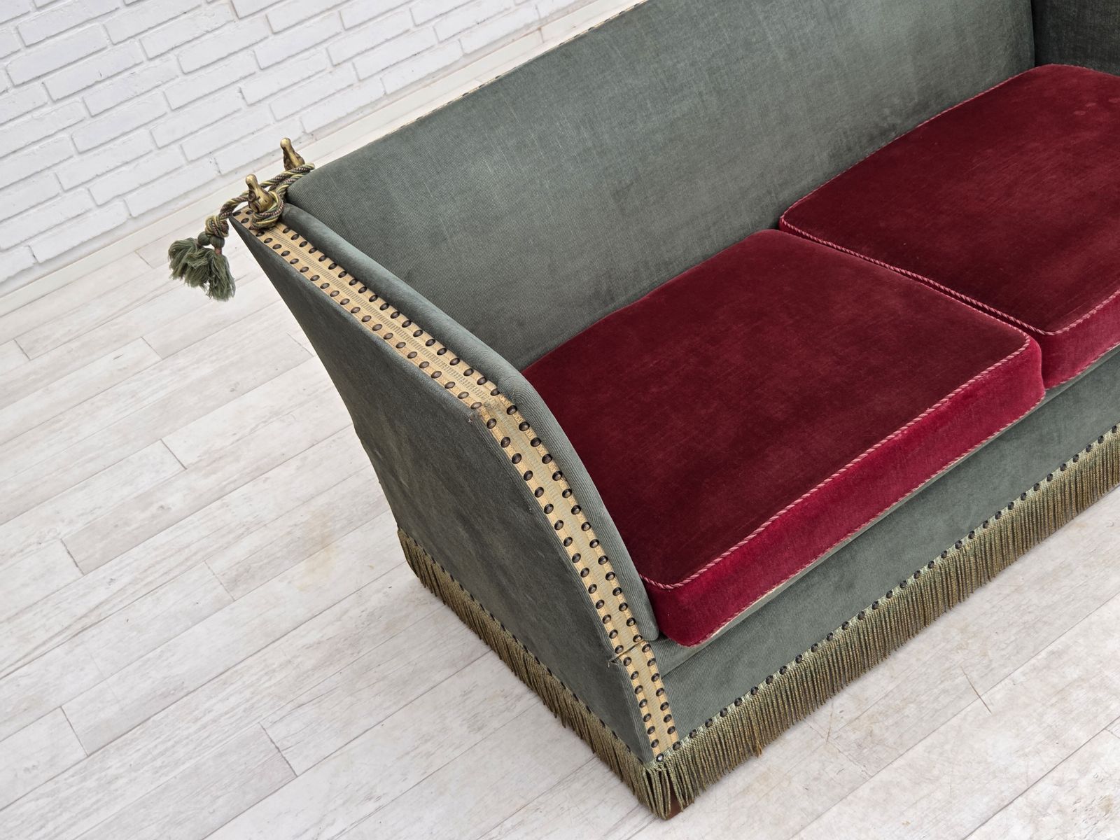 Deens 2-zits "Spanish" sofa met neerklapbare armleuningen, jaren 1970, groen en rood velours. photo Meubels