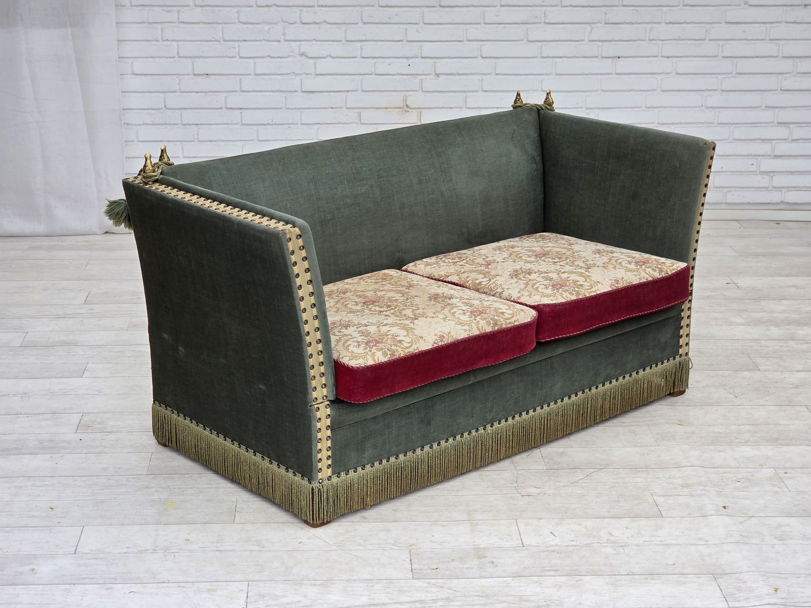 photo vinterior Deens 2-zits "Spanish" sofa met neerklapbare armleuningen, jaren 1970, groen en rood velours.