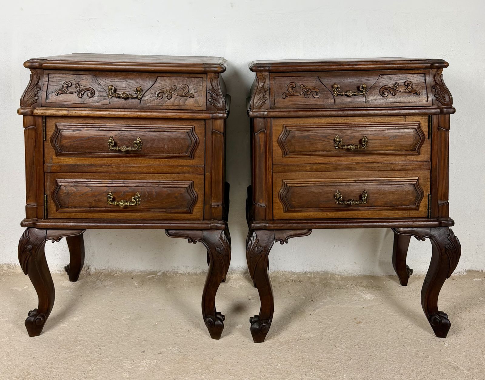 Paar Franse Louis XV-stijl houten nachtkastjes, 20e eeuw photo for sale