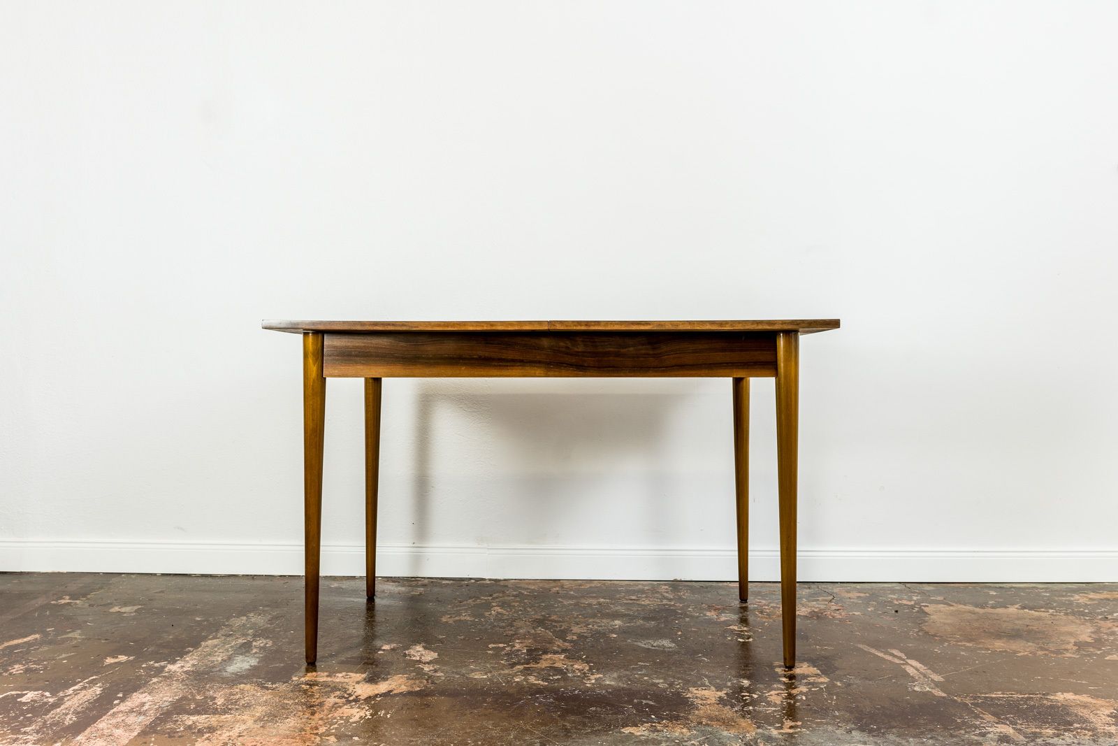 Mid-Century uitschuifbare eettafel in walnoot, jaren 1960 photo Meubels