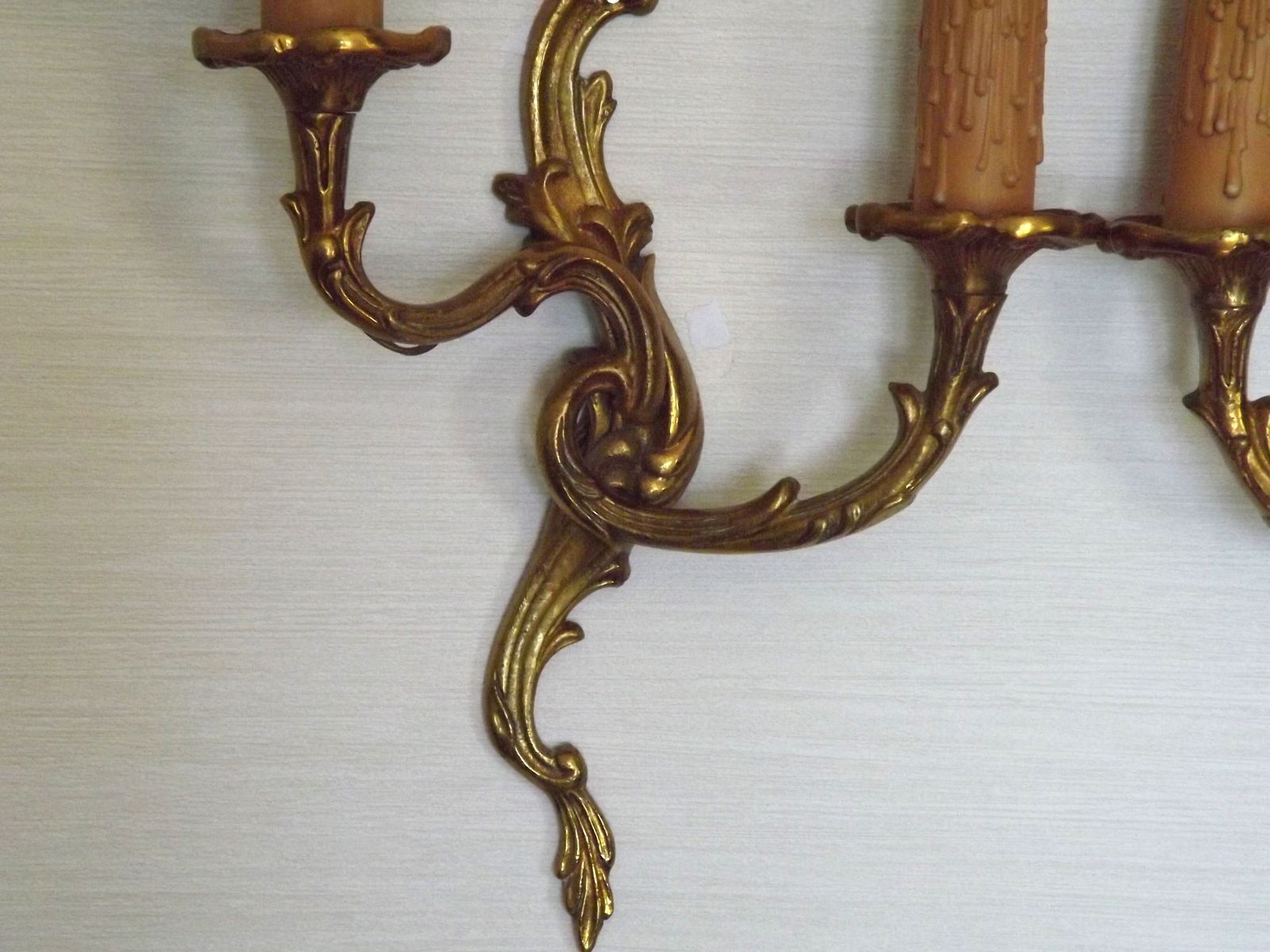Stel van elegante Franse bronzen wandkandelaars met tegengestelde acanthusbladeren – dubbele uitvoering photo 165.0