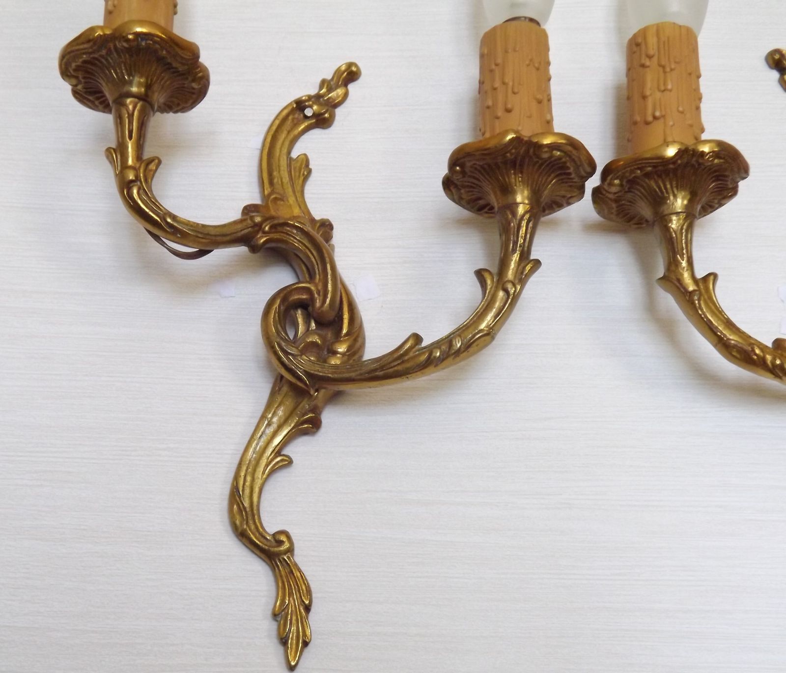 Stel van elegante Franse bronzen wandkandelaars met tegengestelde acanthusbladeren – dubbele uitvoering photo buy