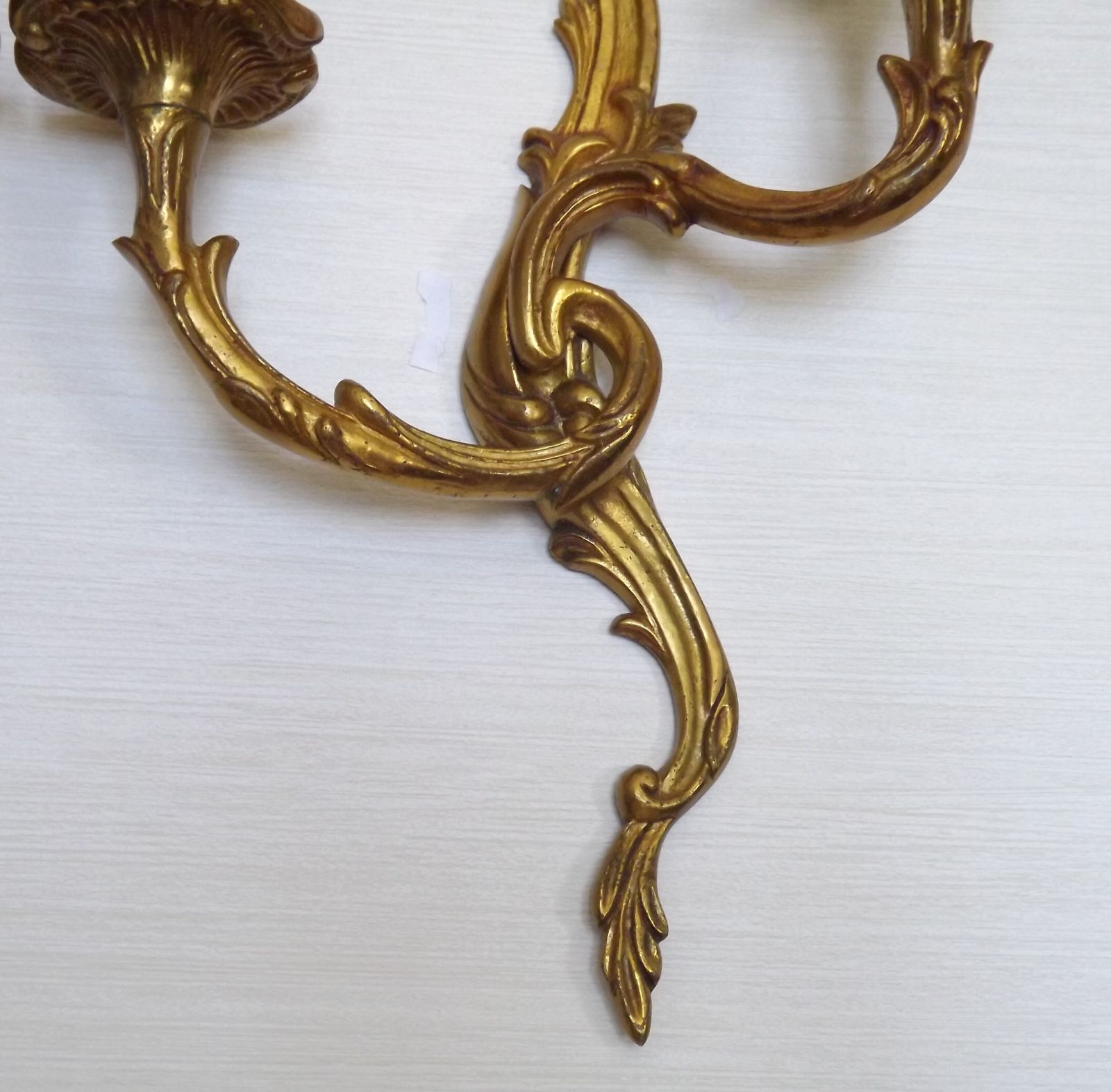 Verlichting Stel van elegante Franse bronzen wandkandelaars met tegengestelde acanthusbladeren – dubbele uitvoering photo
