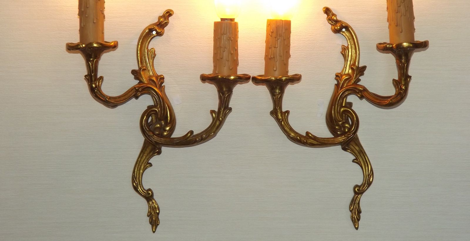 photo buy Stel van elegante Franse bronzen wandkandelaars met tegengestelde acanthusbladeren – dubbele uitvoering