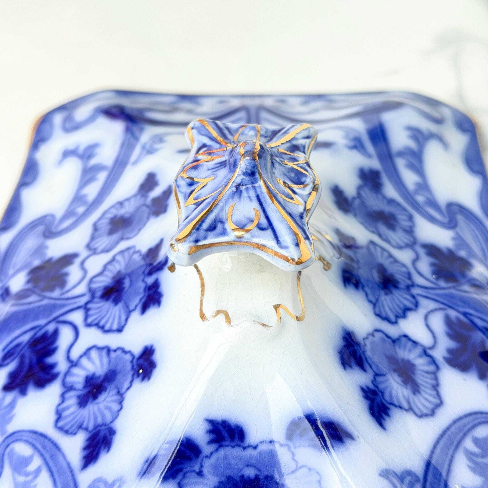 Woonaccessoires Antieke Burleigh blauw-wit terrine, Art Nouveau met vergulde details, 1903 photo