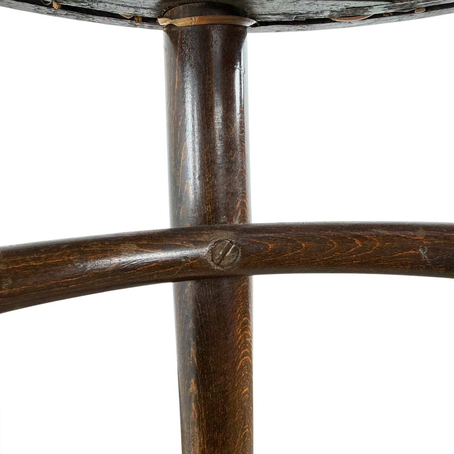 Set van 2 antieke Thonet bentwood krukken met rieten zittingen photo vinterior