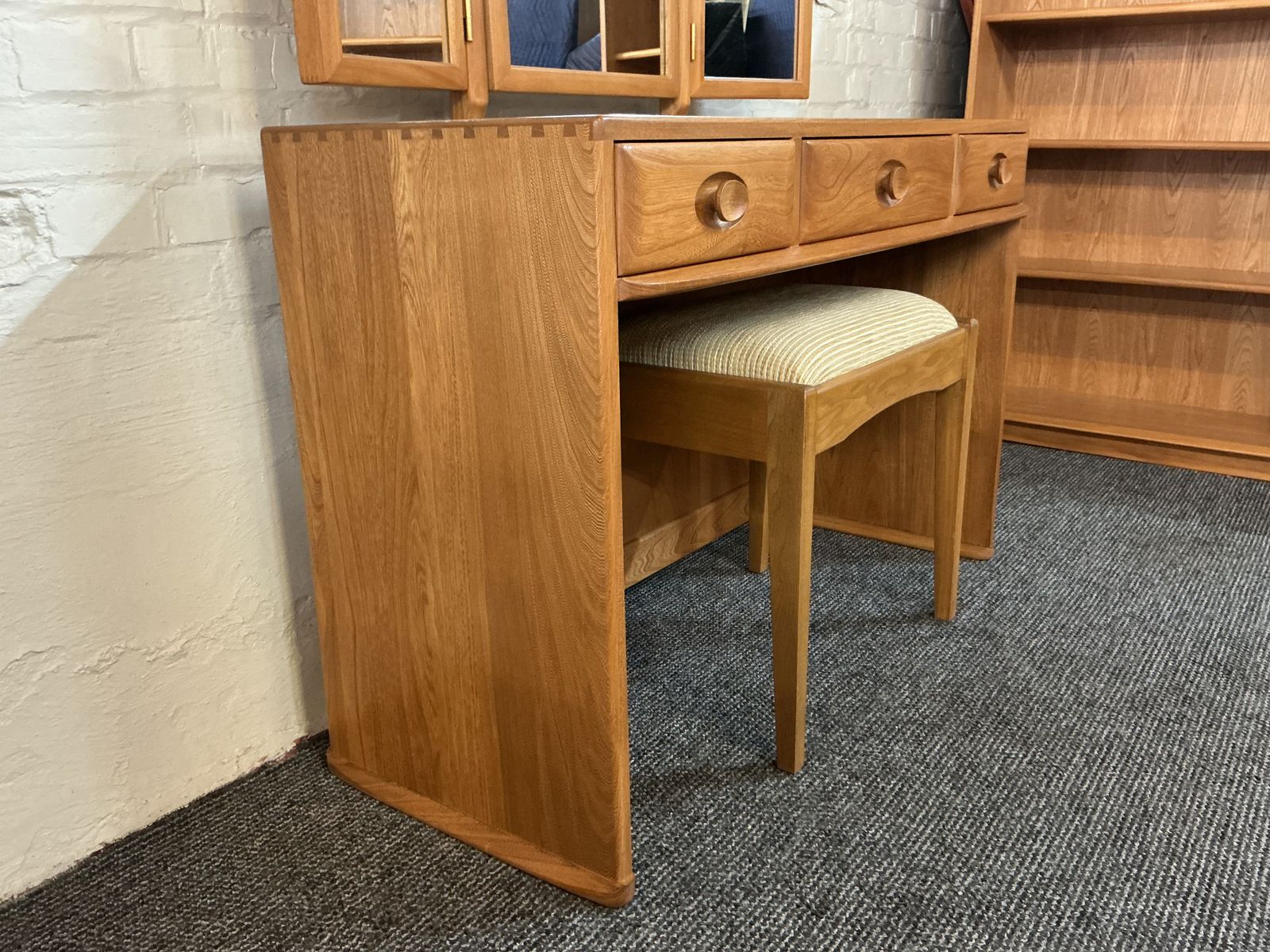 950.0 Ercol Windsor Dressing Table In Light Finish. photo