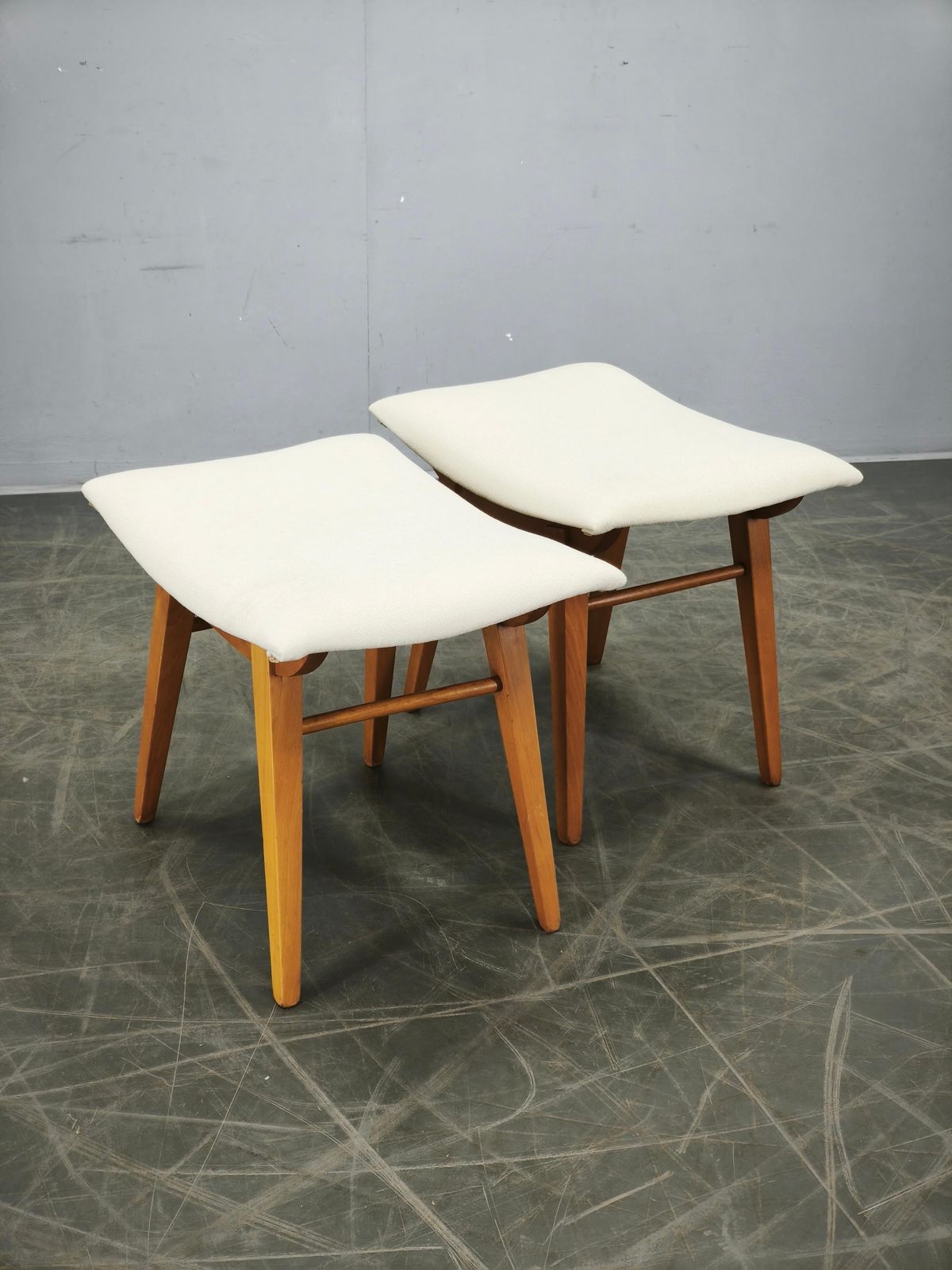 Paar beukenhouten krukken van Závod Malacky, Tsjecho-Slowakije, jaren 1970 photo furniture
