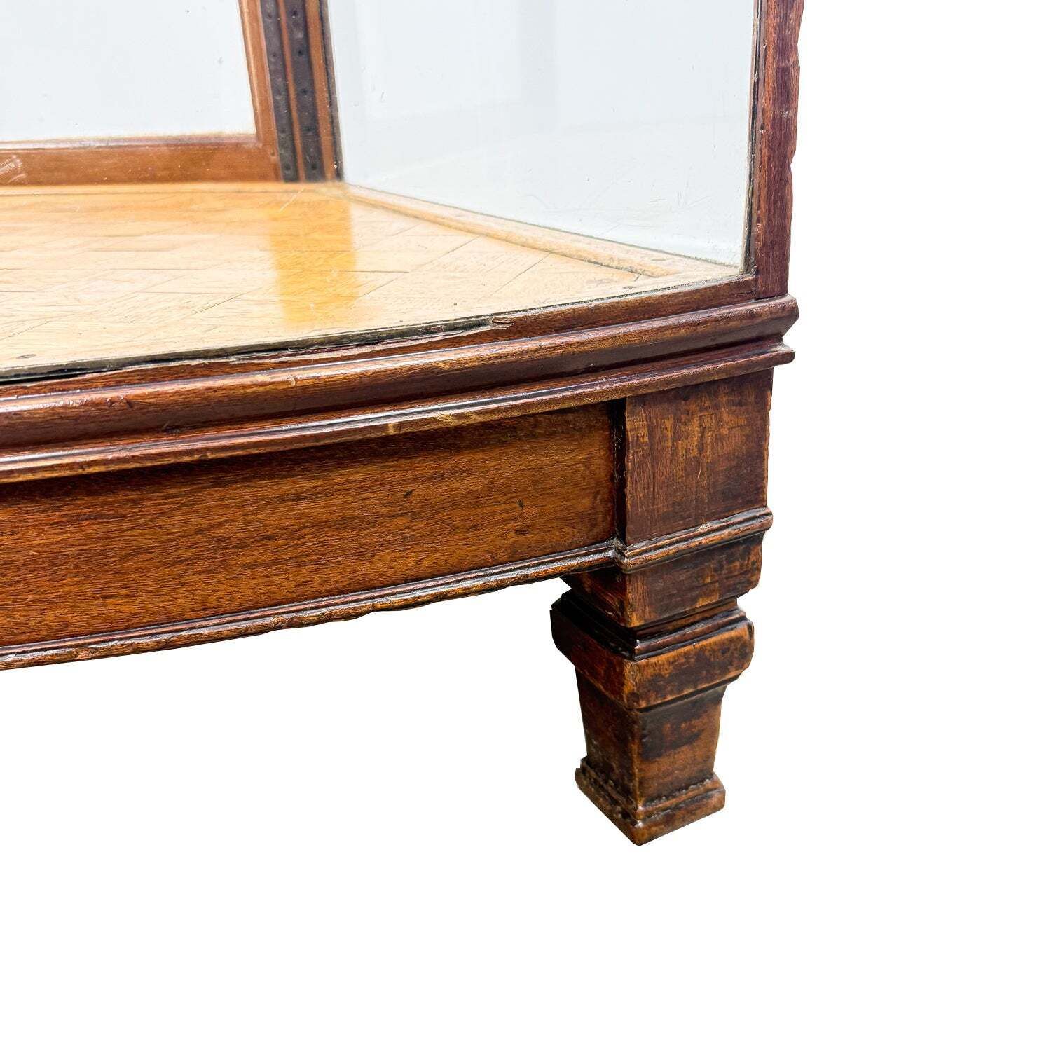 Antieke vitrinekast met gebogen glas, winkeltoonbank photo buy