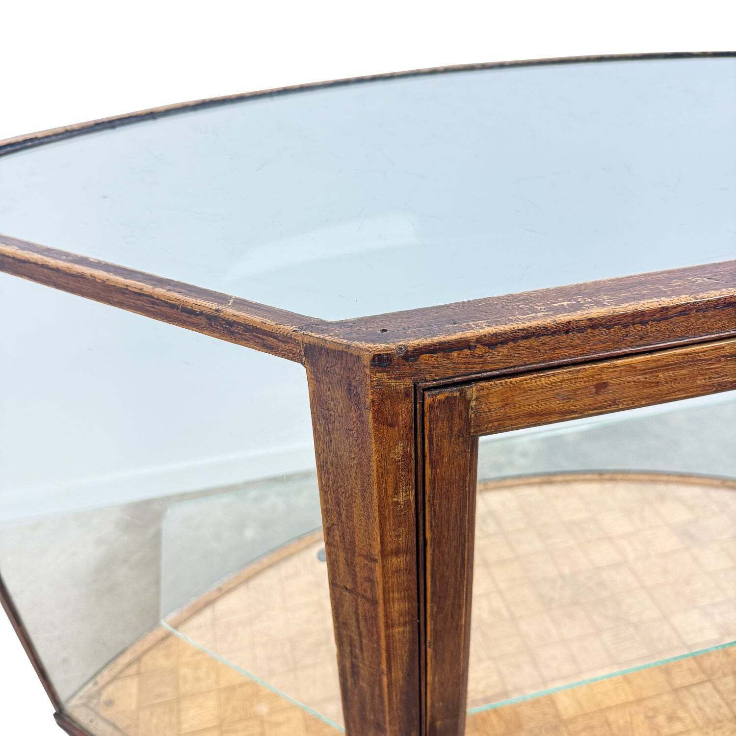 Meubels Antieke vitrinekast met gebogen glas, winkeltoonbank photo