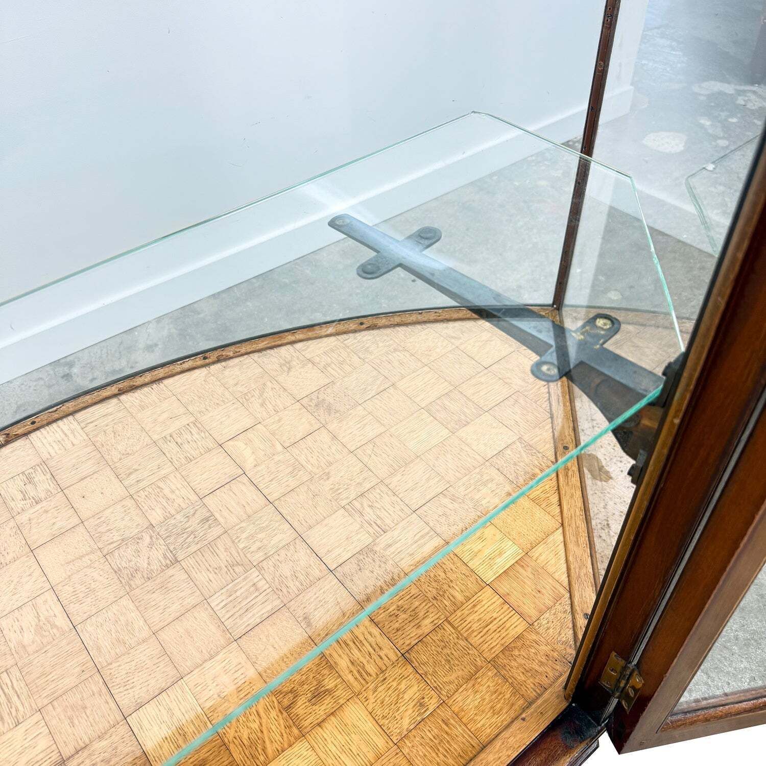 photo buy Antieke vitrinekast met gebogen glas, winkeltoonbank