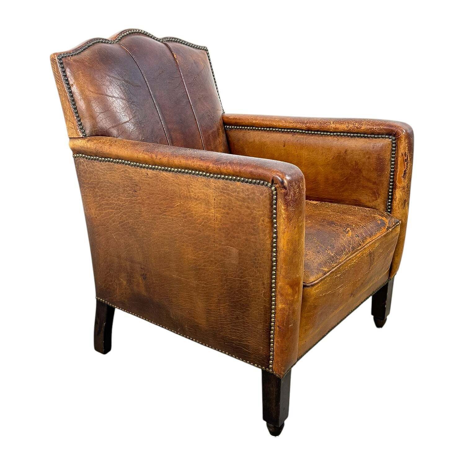 Franse antieke leren moustache clubfauteuil