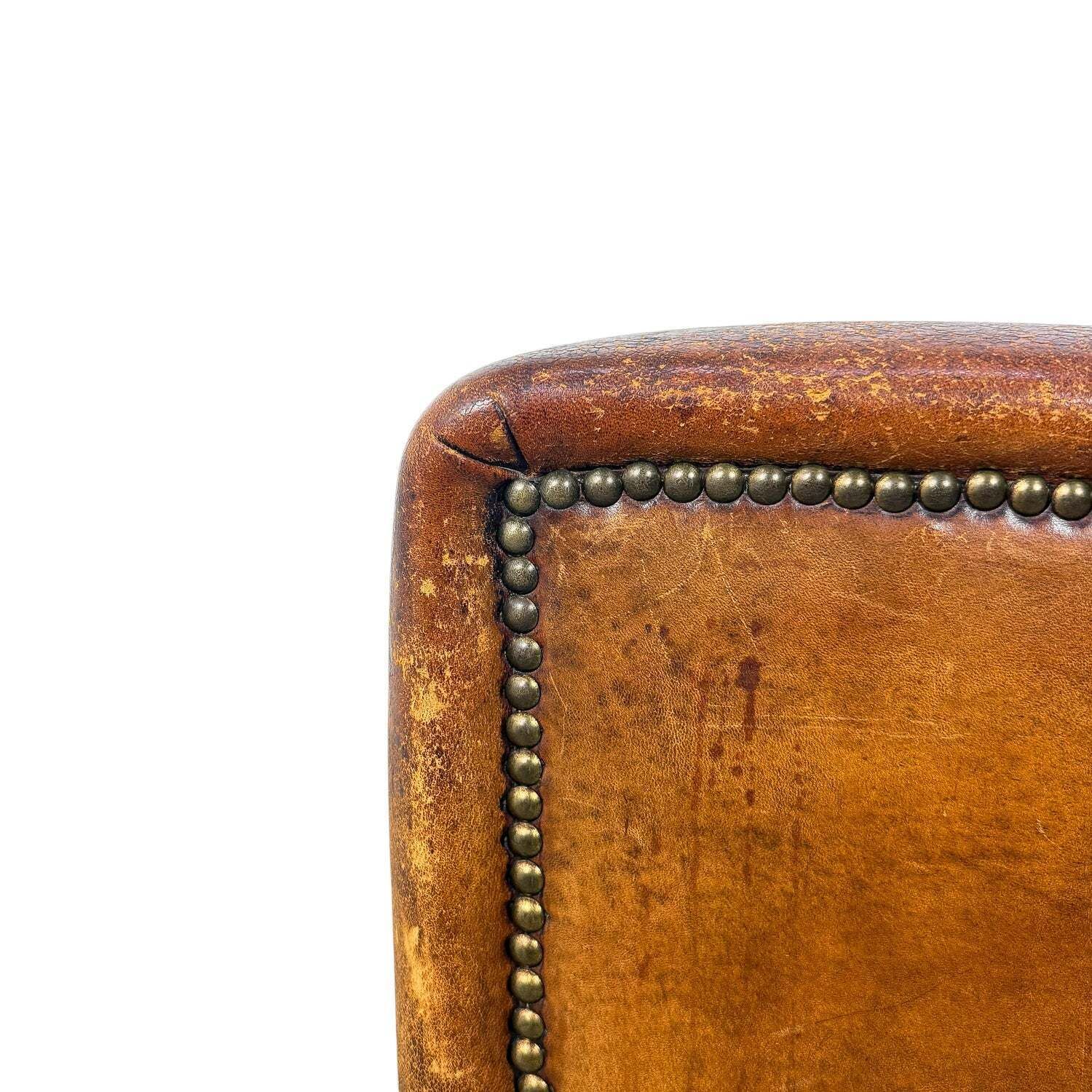 Franse antieke leren moustache clubfauteuil photo vinterior