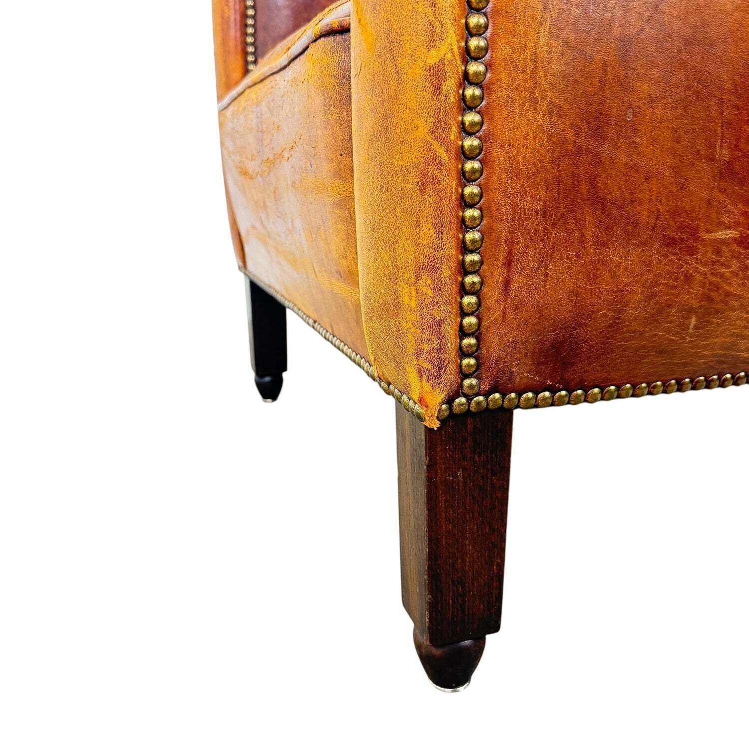 photo furniture Franse antieke leren moustache clubfauteuil