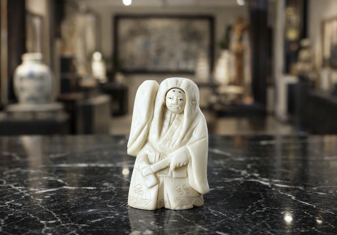 photo furniture Set van drie netsuke-sculpturen – Draaiend gezicht – Japan, Meiji-periode (1868–1912)
