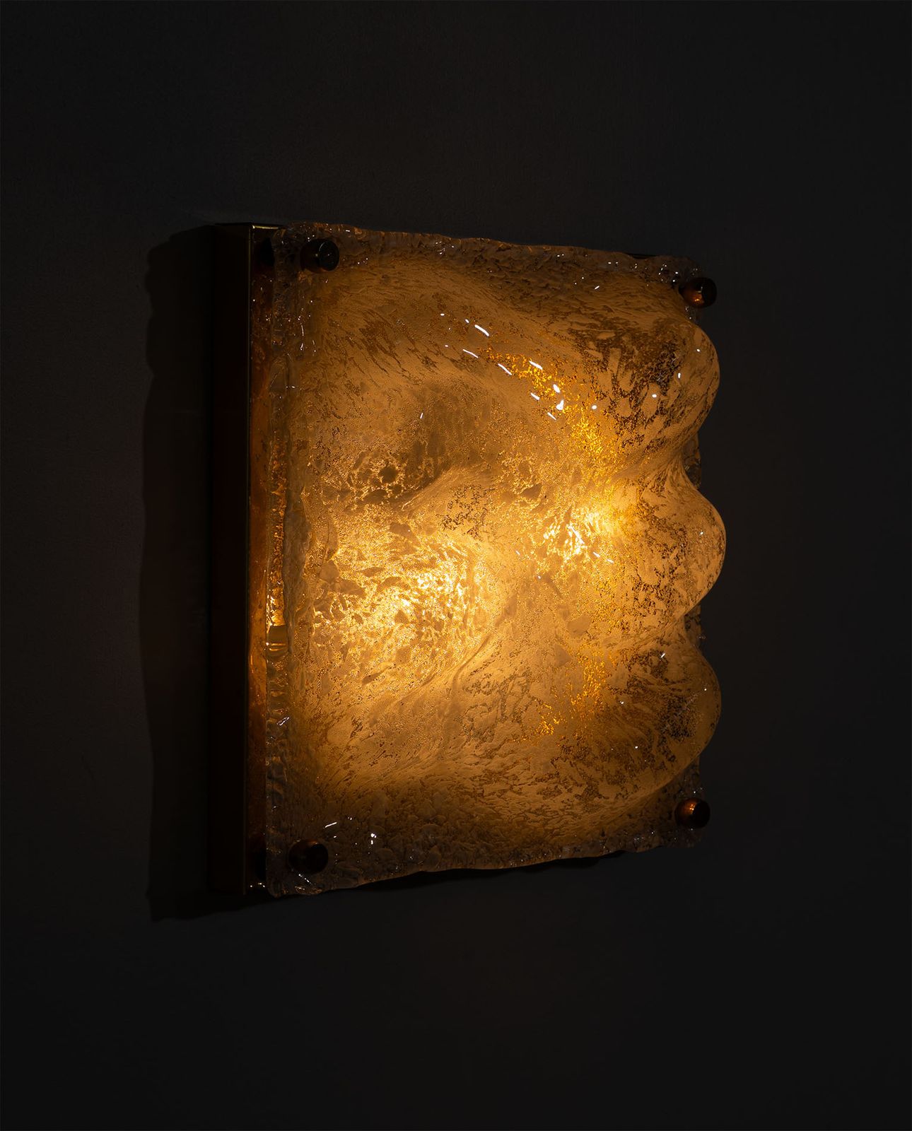 Sculpturele Murano ijsglas wandlamp met messing achterplaat, Italië, jaren 1970 photo Verlichting