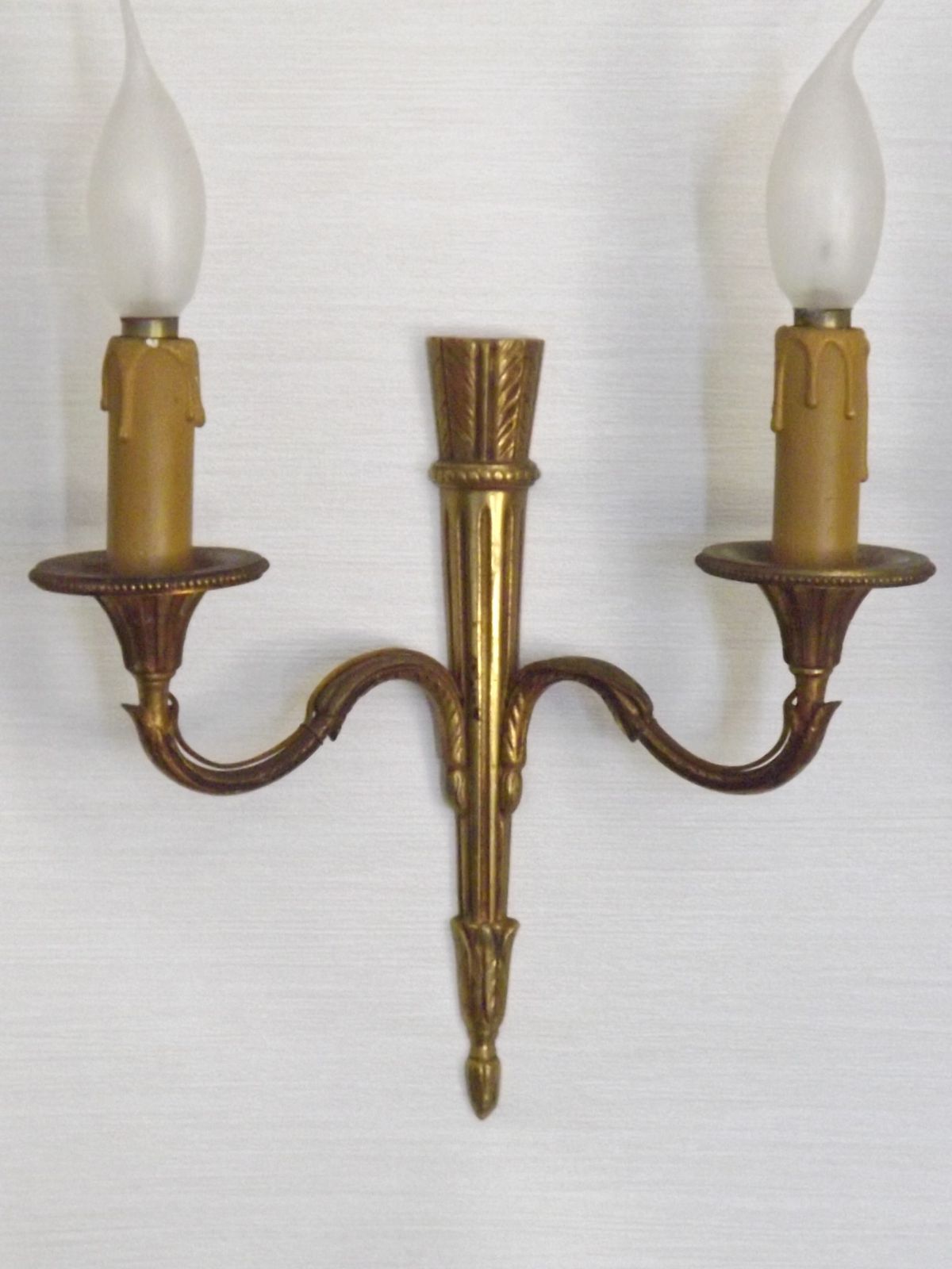 Paar vintage Franse vergulde bronzen dubbele Empire-stijl wandlampen photo Verlichting