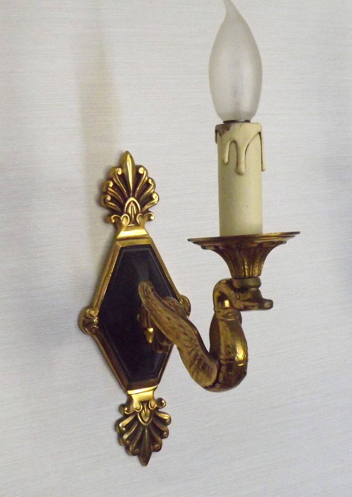 photo for sale Uitzonderlijk paar Franse Empire bronzen wandlampen met gevleugelde zwanenarmen
