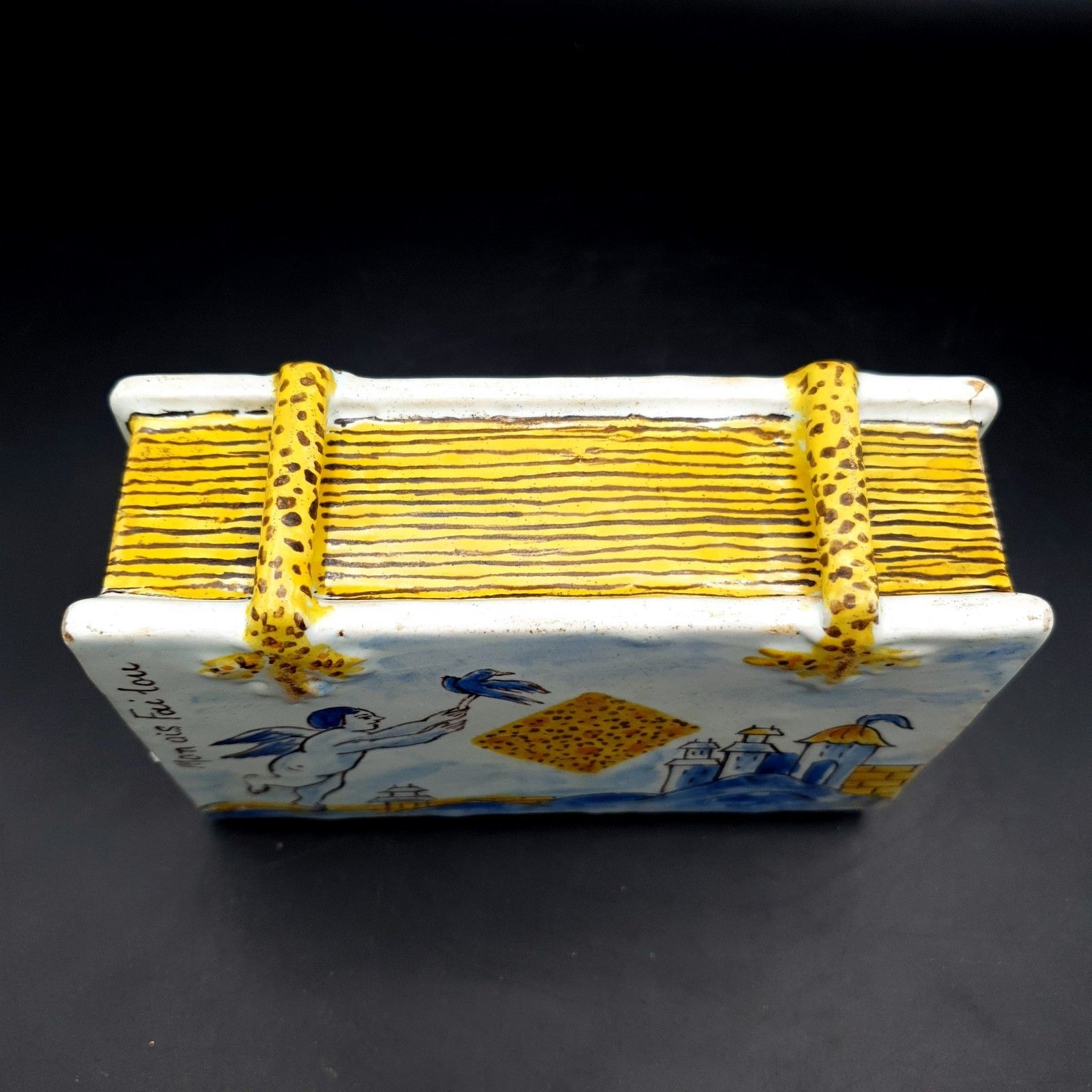 photo furniture Antiek Frans faience boekvormige handwarmer (Secouette) toegeschreven aan Nevers